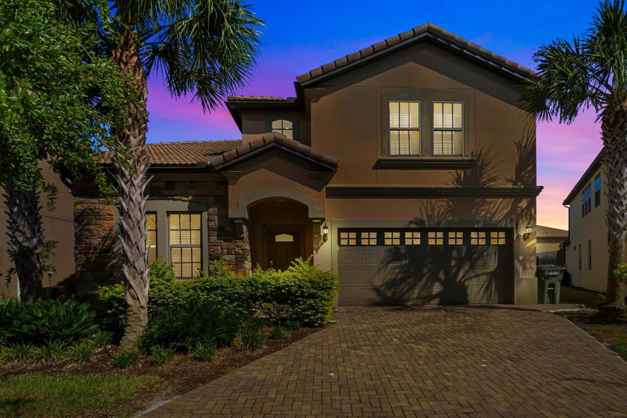 Windsor At Westside: 8br Near W/ Pool & Game Holiday home *