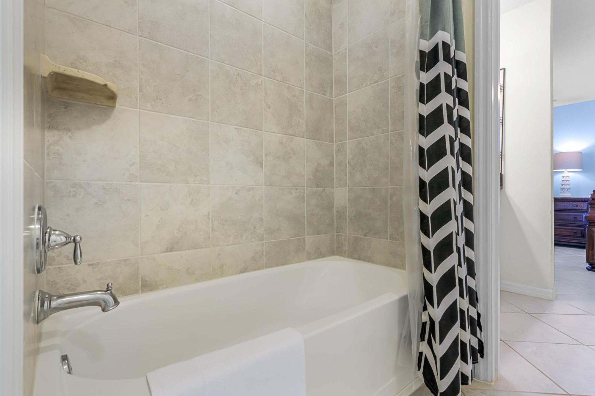 Windsor At Westside: 8br Near W/ Pool & Game *