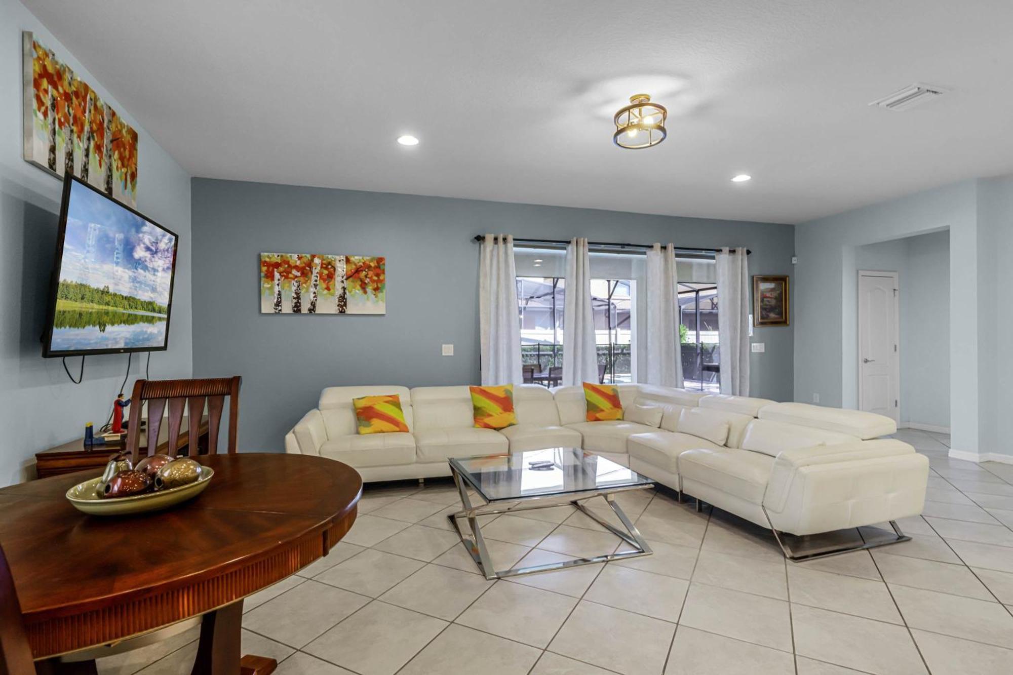 Windsor At Westside: 8br Near W/ Pool & Game Holiday home *