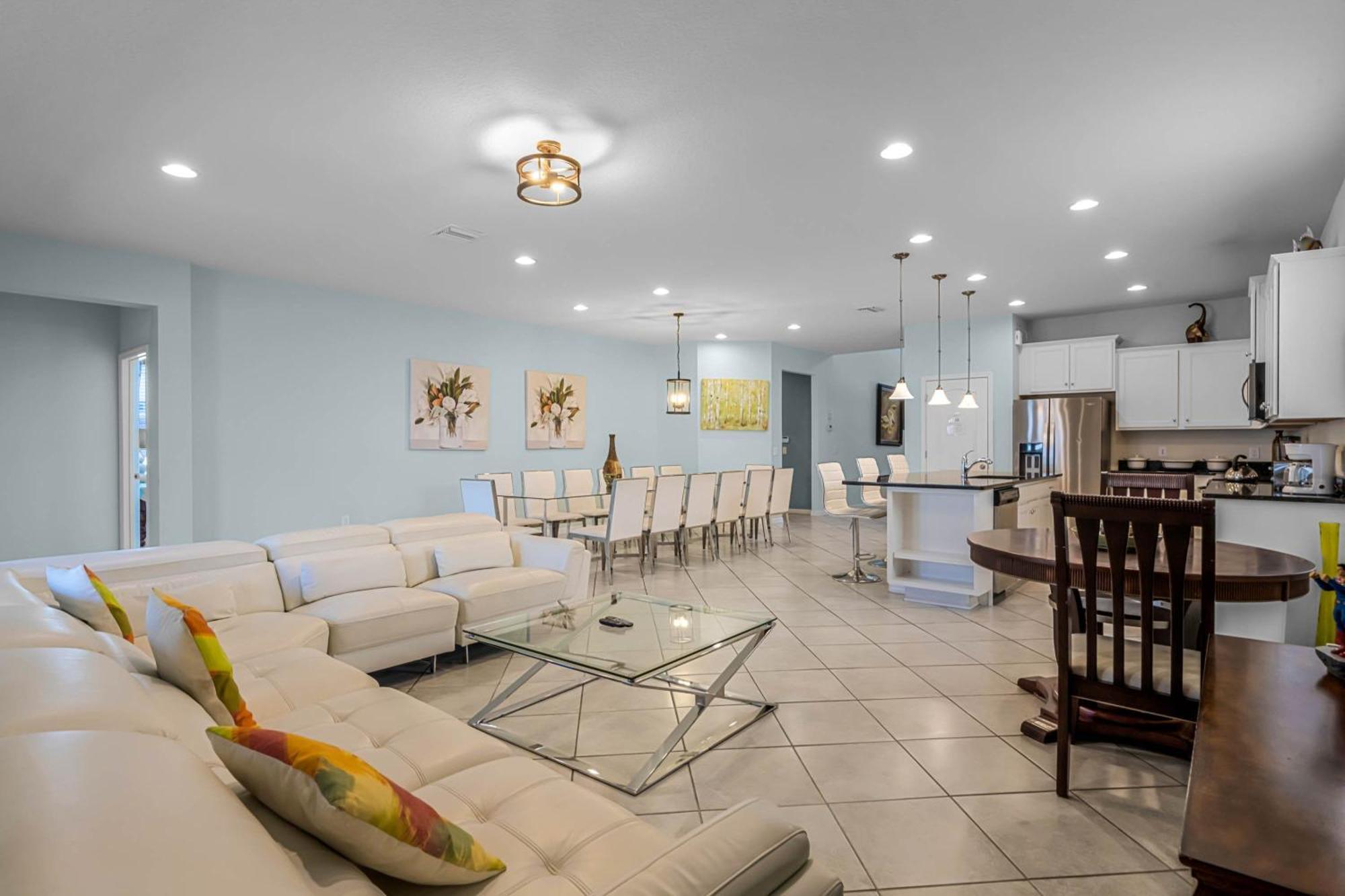Windsor At Westside: 8br Near W/ Pool & Game Holiday home *