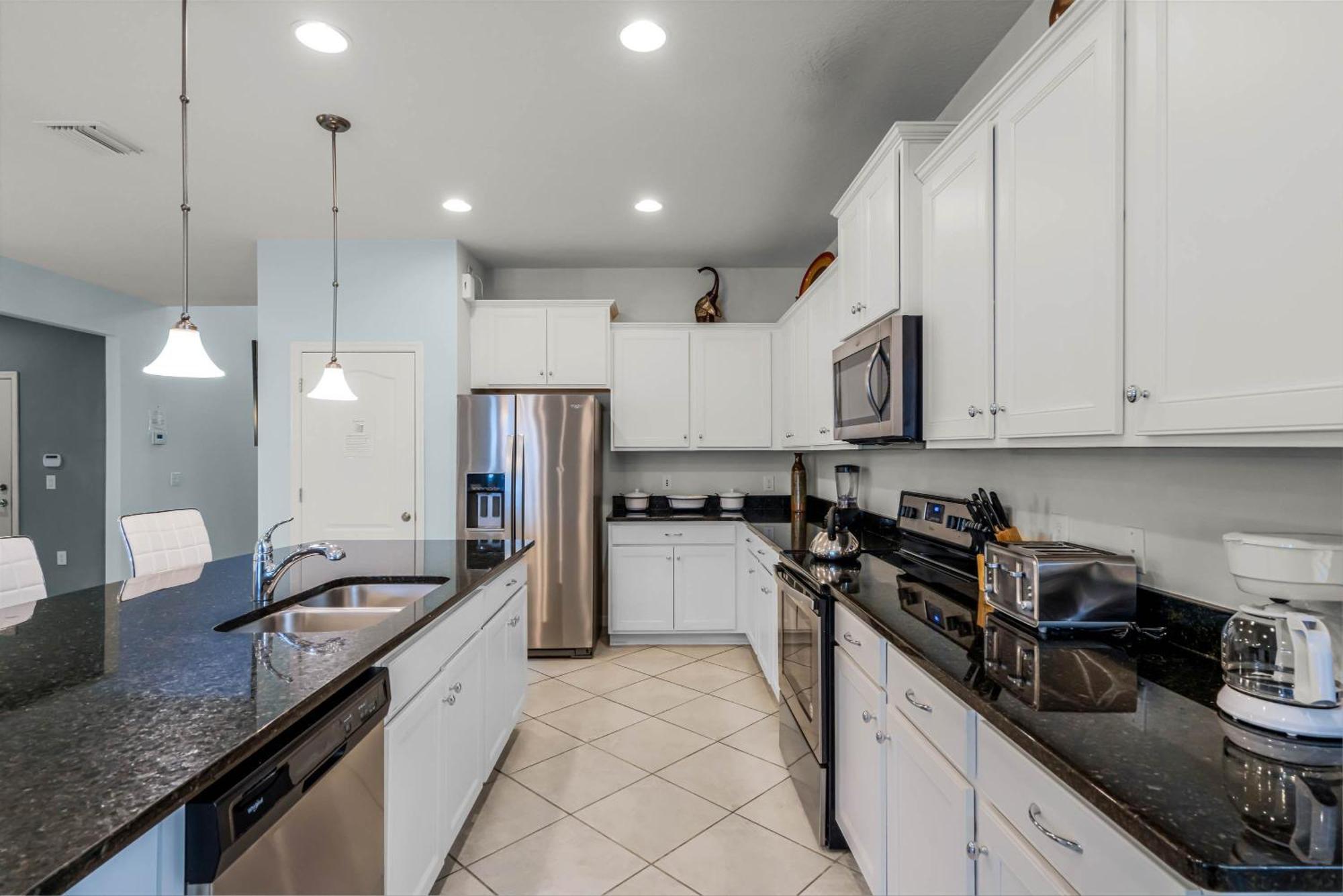 Windsor At Westside: 8br Near W/ Pool & Game *
