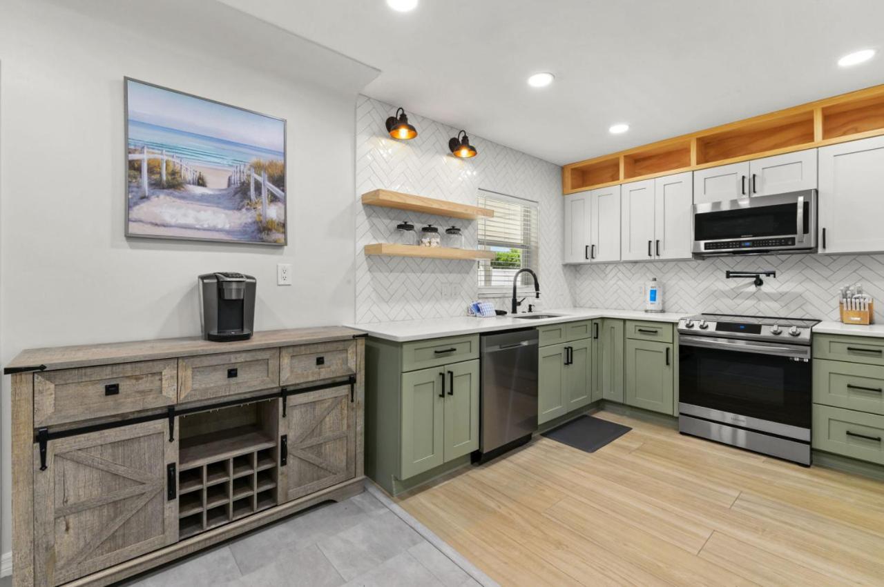 The Coastal Retreat Modern 3br With Beachy Charm Seminole