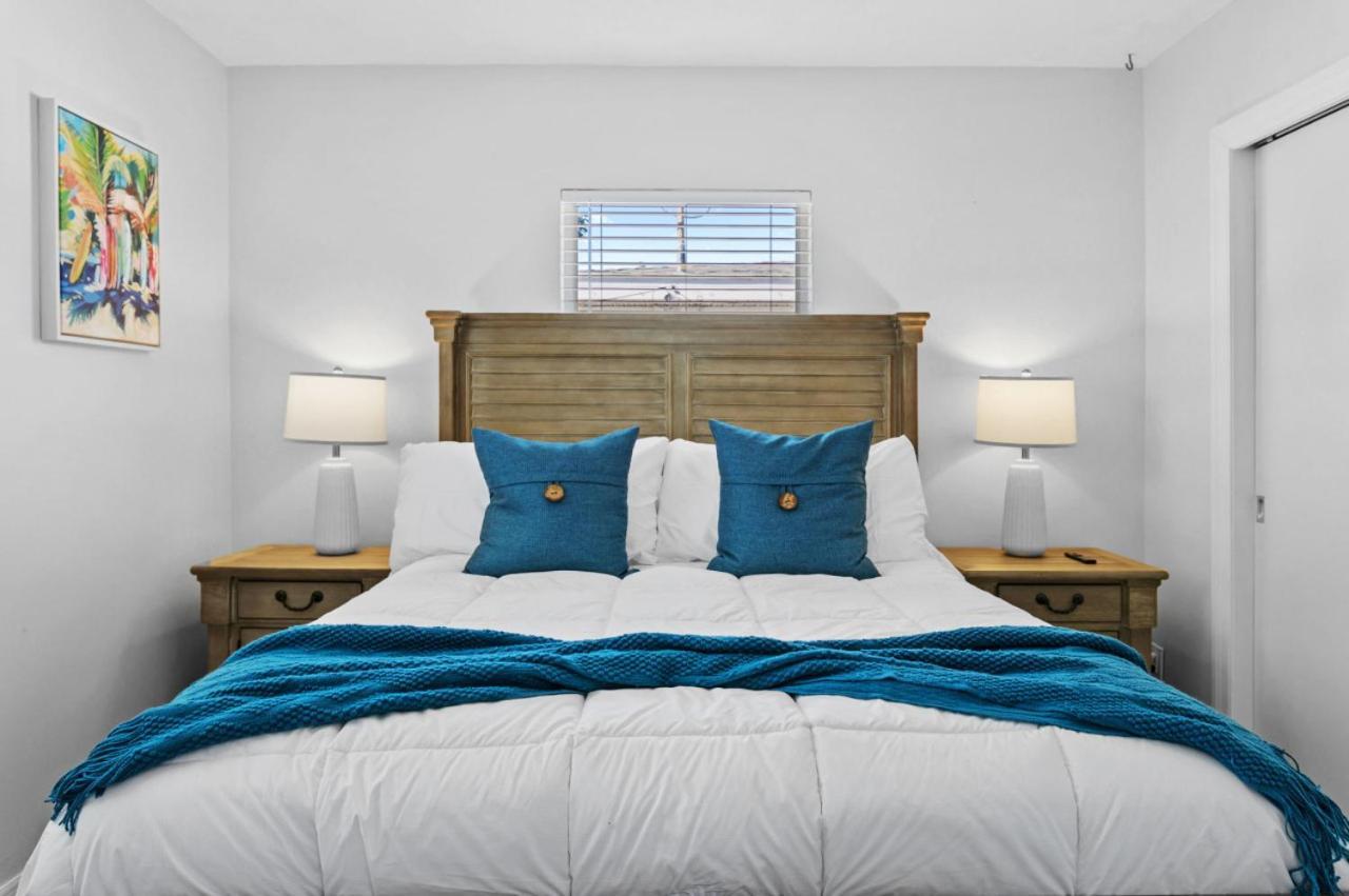 The Coastal Retreat Modern 3br With Beachy Charm Seminole