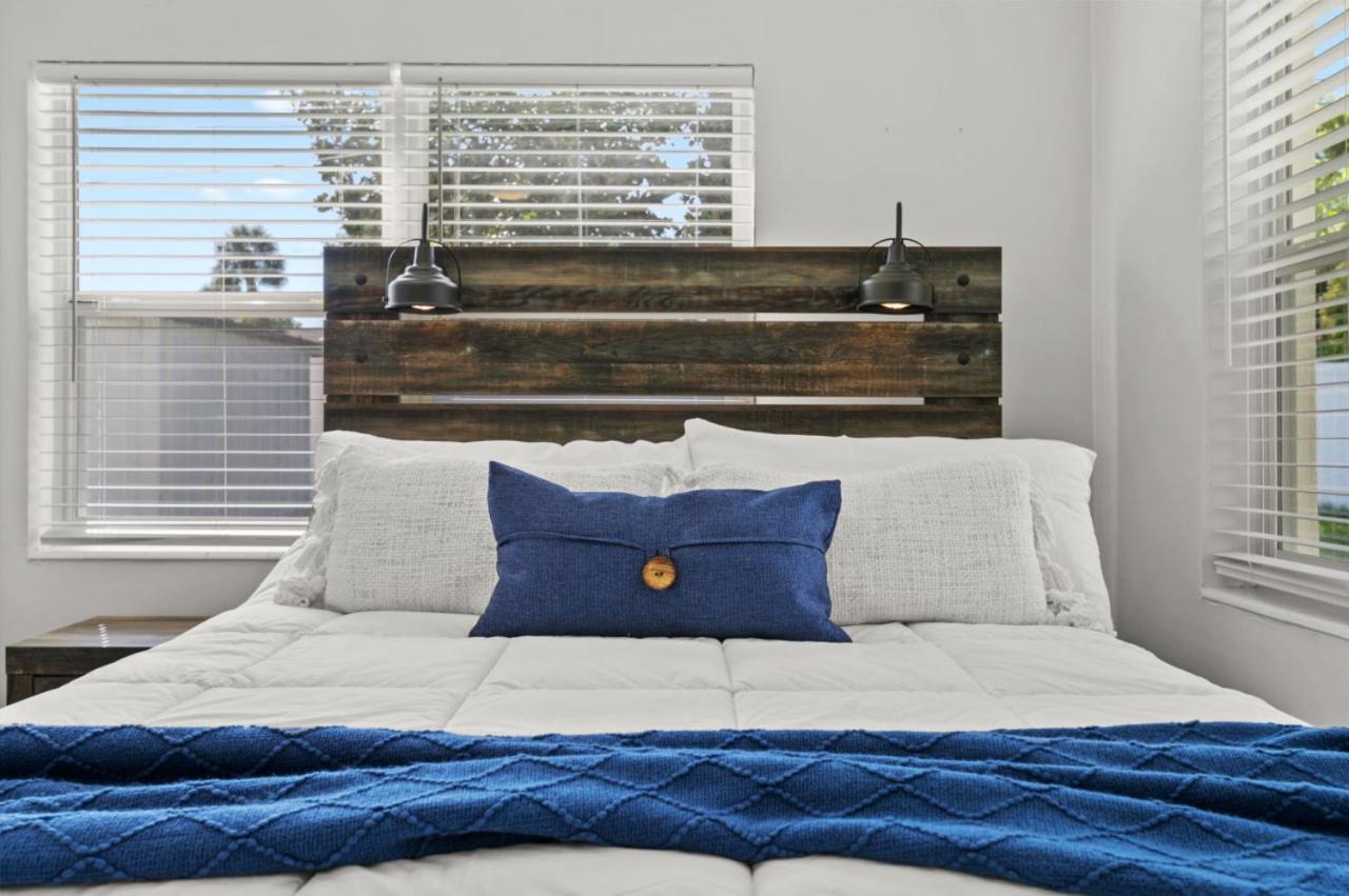 The Coastal Retreat Modern 3br With Beachy Charm