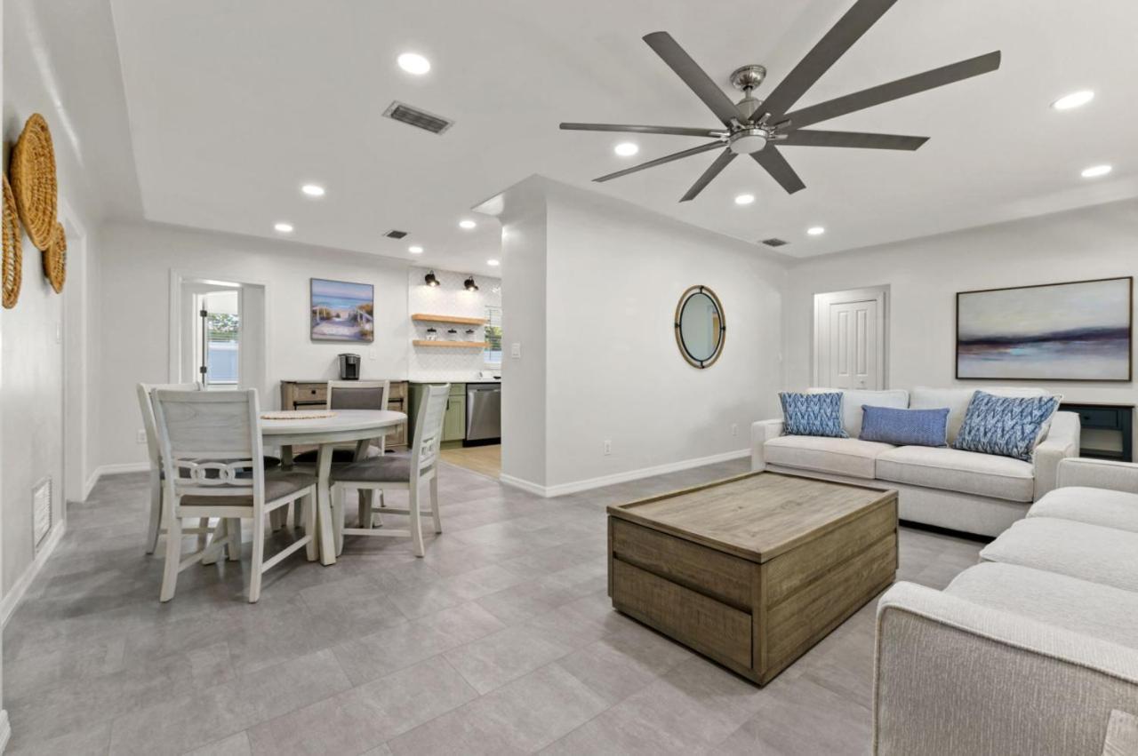 The Coastal Retreat Modern 3br With Beachy Charm