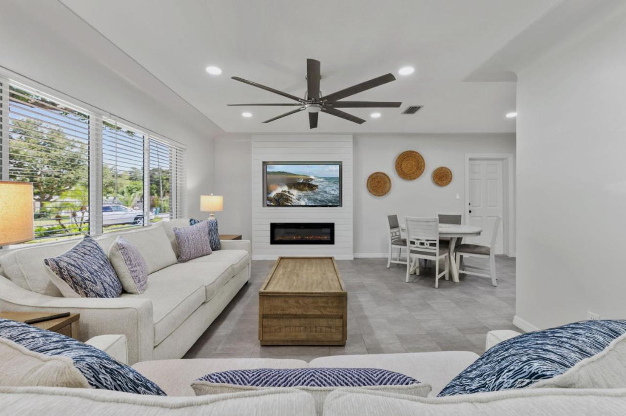 The Coastal Retreat Modern 3br With Beachy Charm *