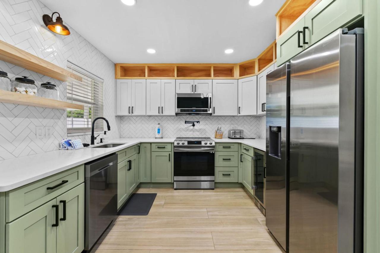 The Coastal Retreat Modern 3br With Beachy Charm *