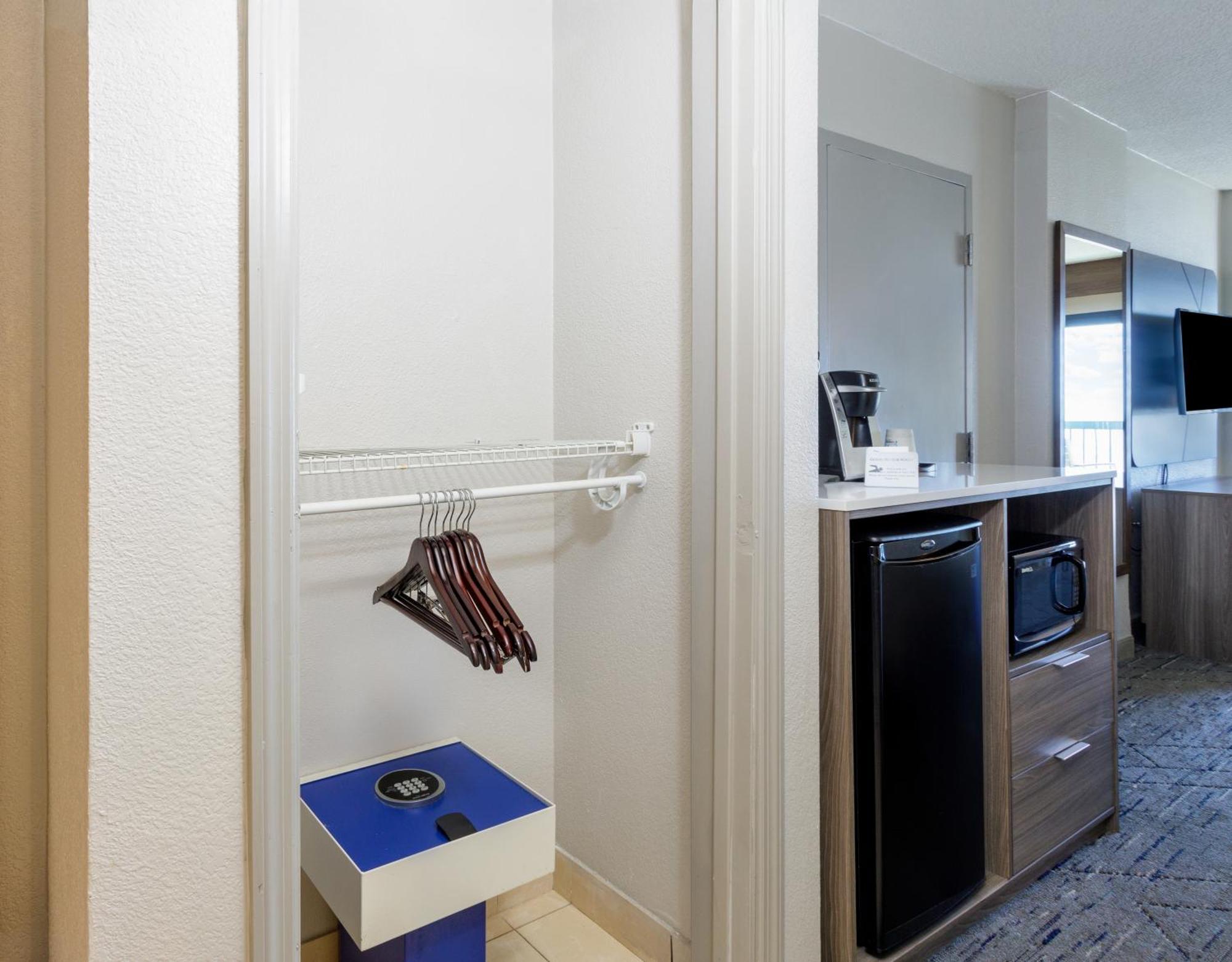 Resort Express & Oceanfront Daytona Shores By Ihg 3*