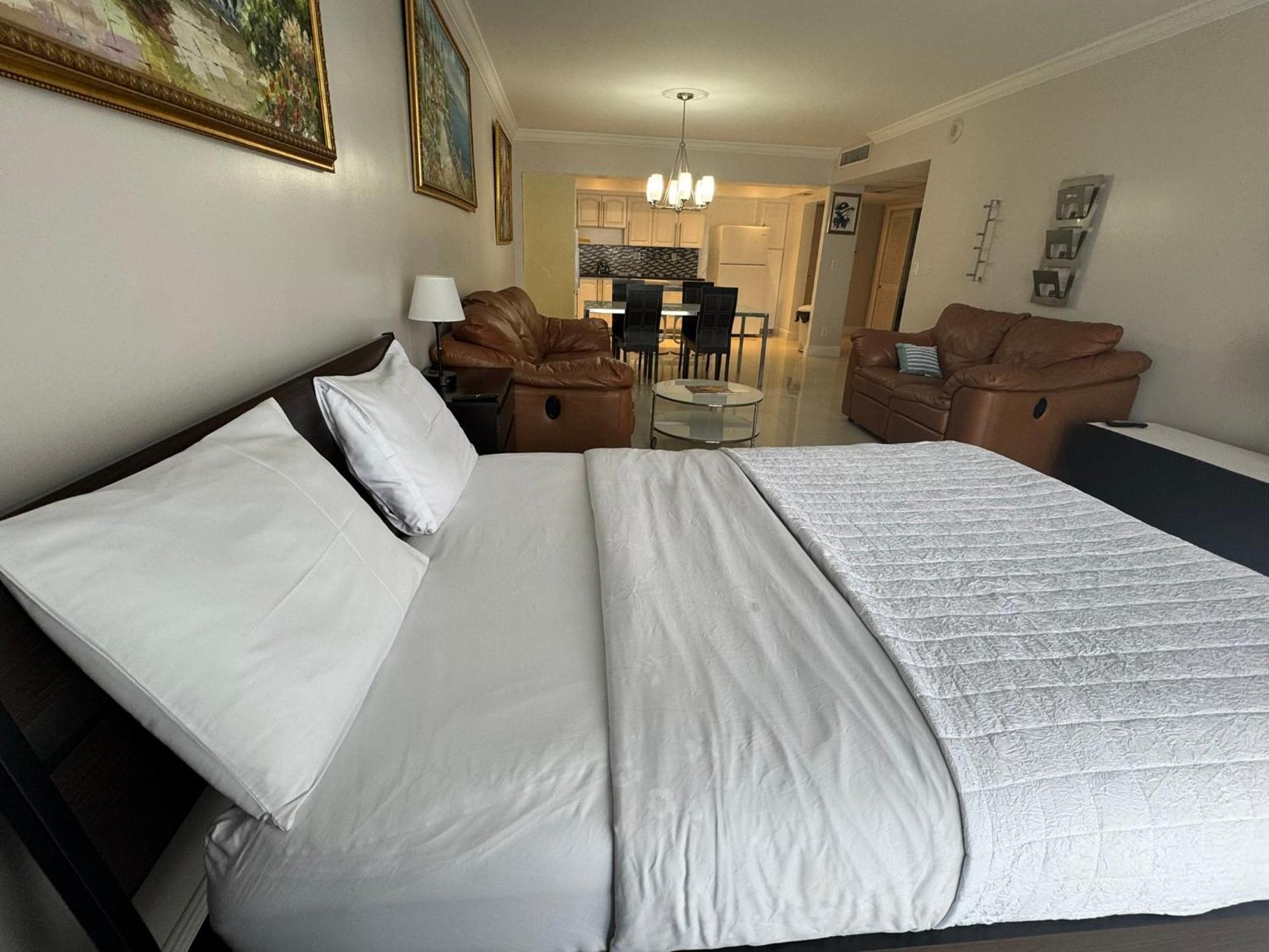 Luxury With Amenities Sunny Isles Apartment *