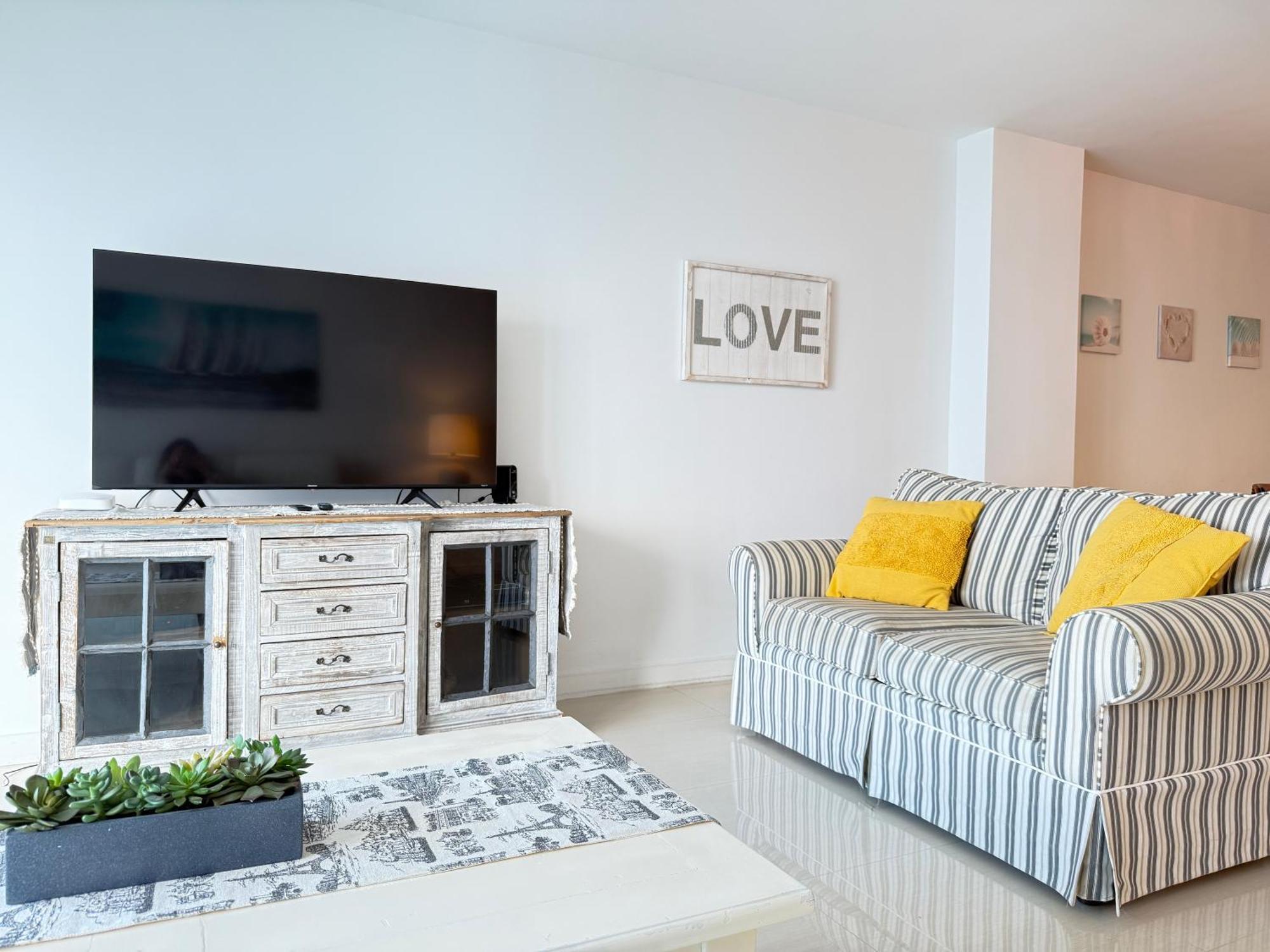 Apartment 1 Spring Promo - Sunny Isles Seaview Condo, Walk To Beach, Amazing Amenities