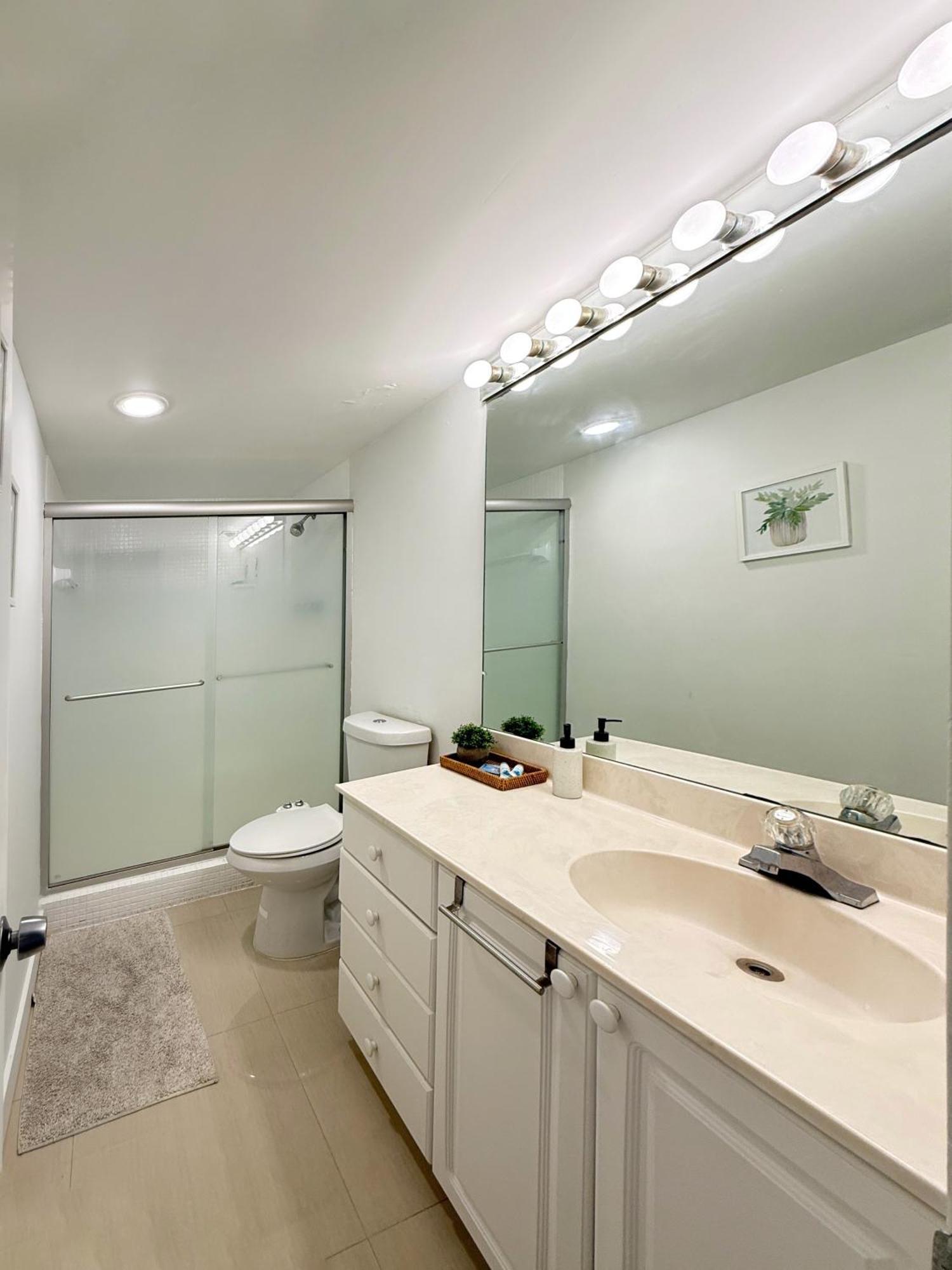 1 Spring Promo - Sunny Isles Seaview Condo, Walk To Beach, Amazing Amenities Apartment