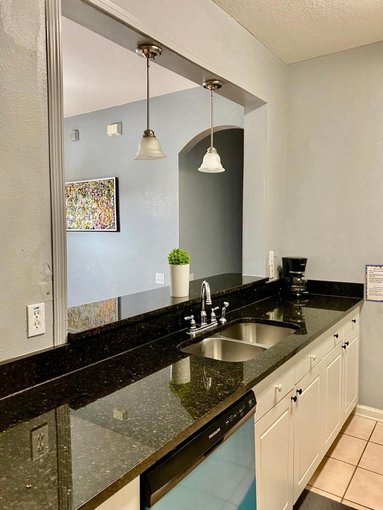 3 Bedroom Style Condo, 3 Miles To Disney! Apartment *
