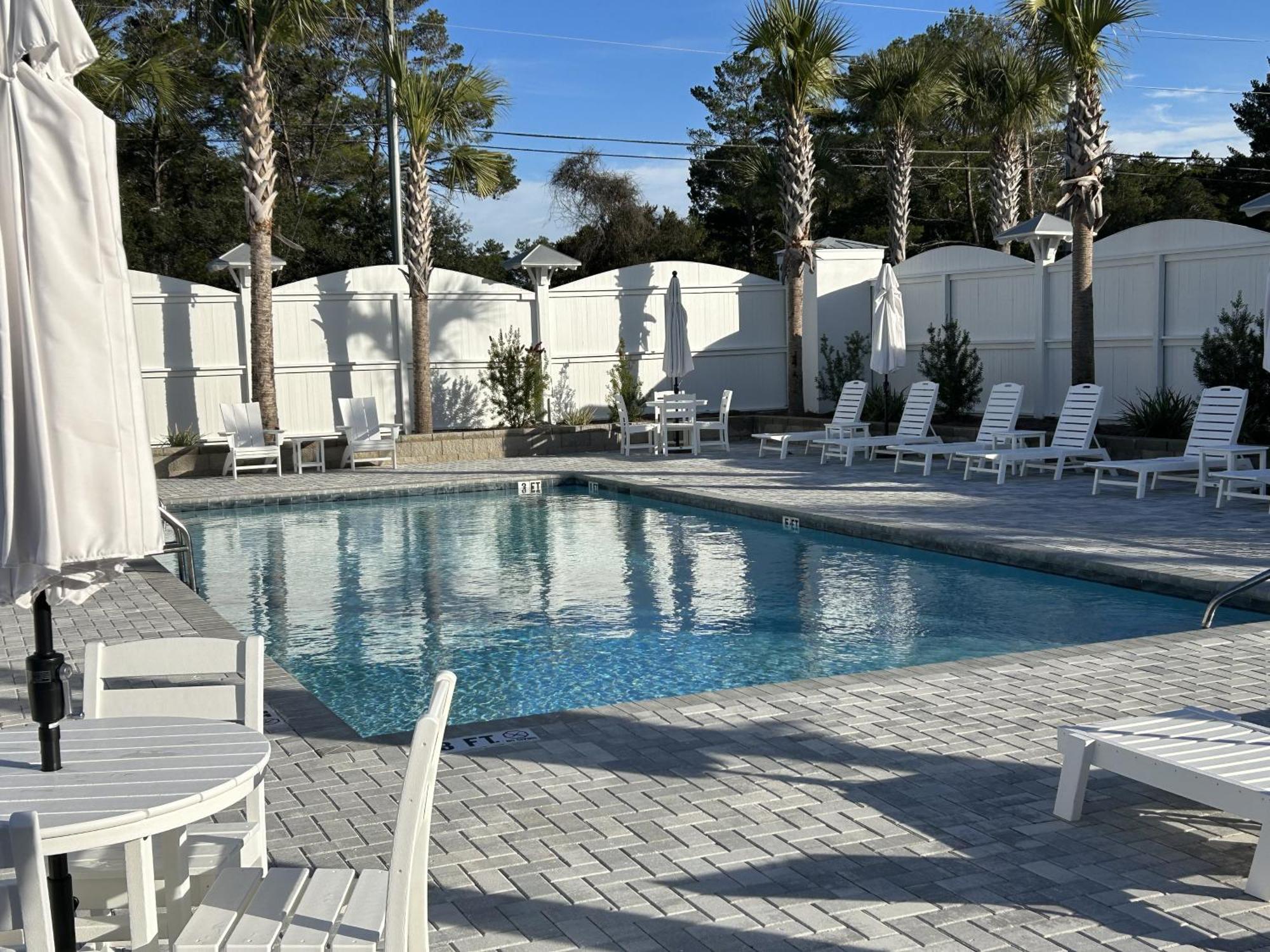 New Pool 4 Bdr Screened Porch Holiday home *