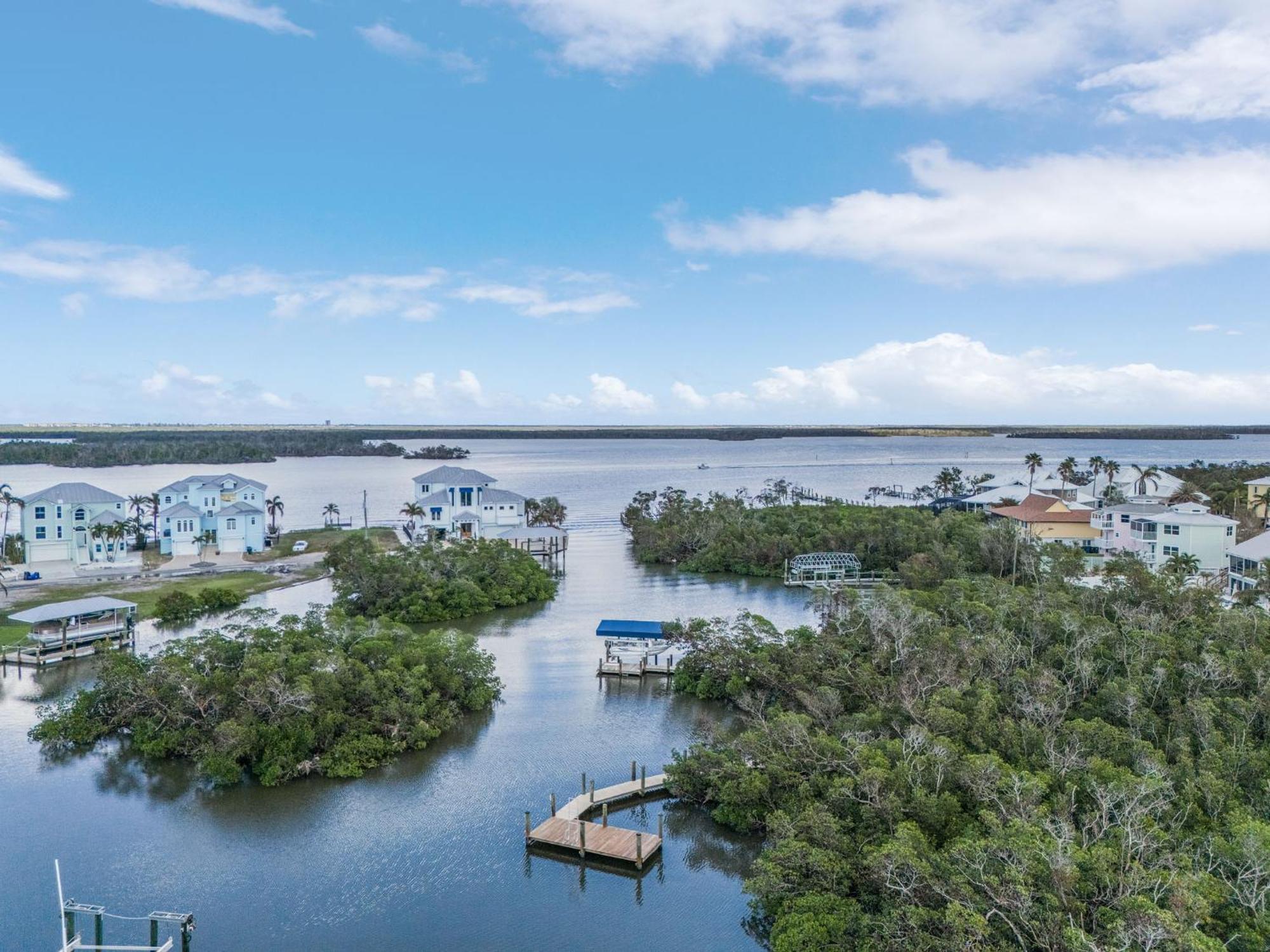 Holiday home Close To Beach, Secluded Pier With Partial Bay Views - Blue Bayou B - Roelens Fort Myers Beach