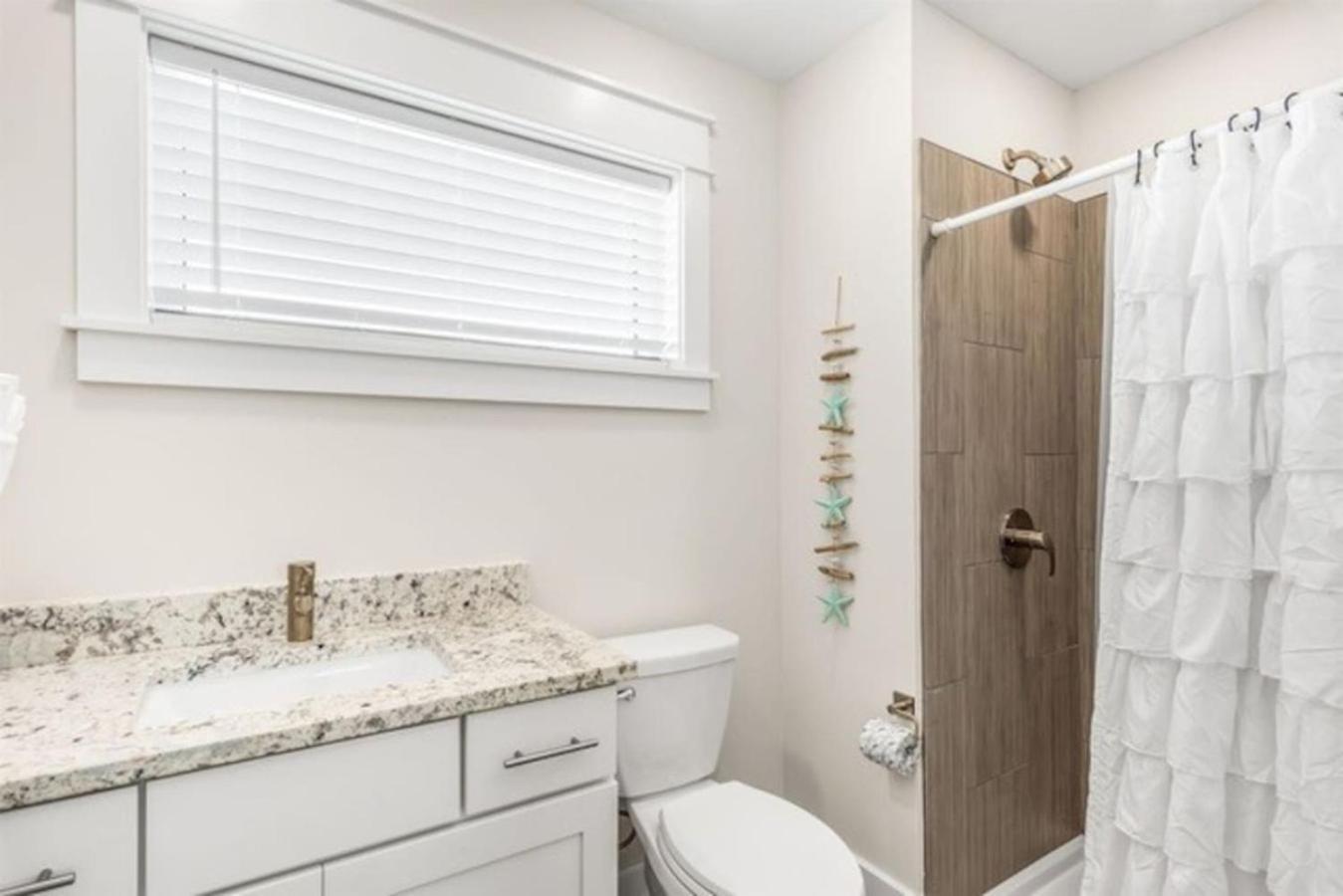 New Pool 4 Bdr Screened Porch Holiday home