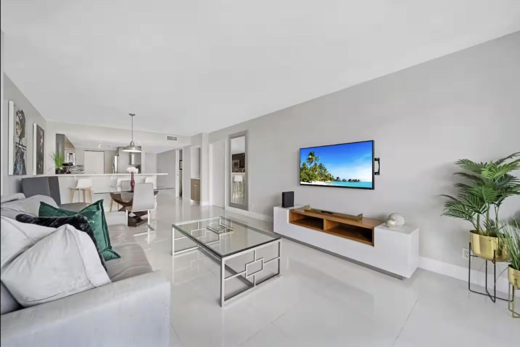Apartment 4 Bedroom With Stunning Balcony View