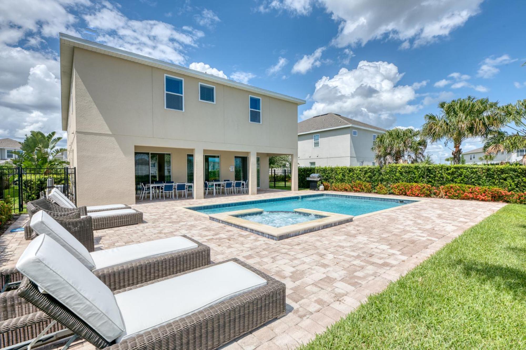 Modern Retreat: Water Park Access & Amenities Holiday home