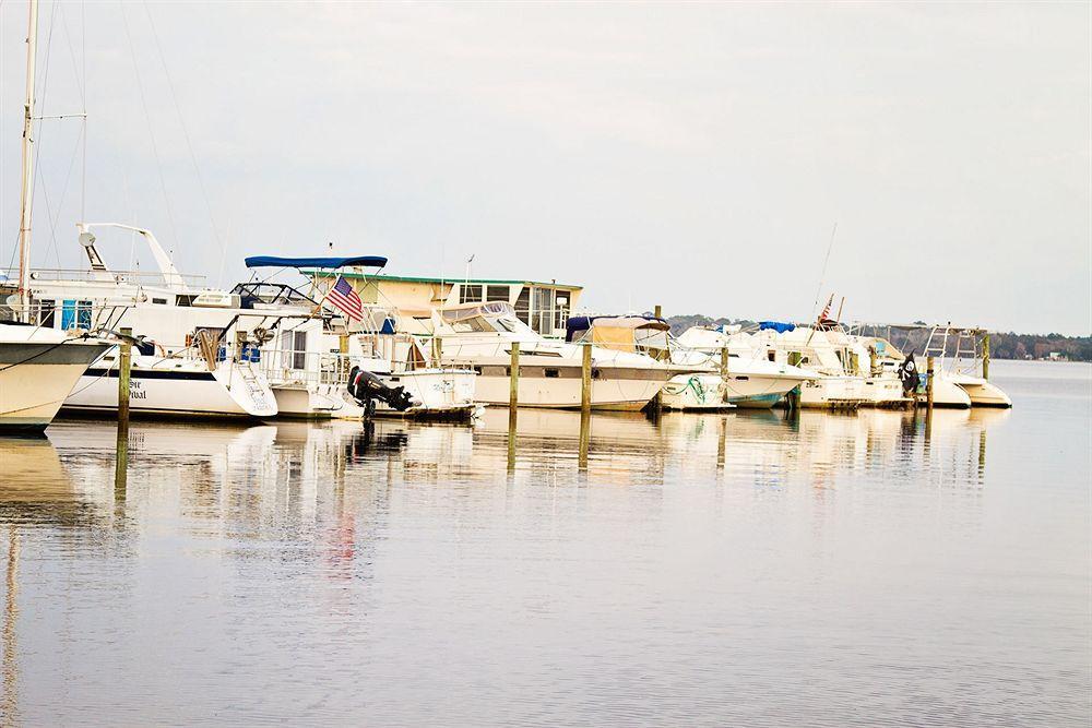 Crystal Cove Riverfront Resort 3*