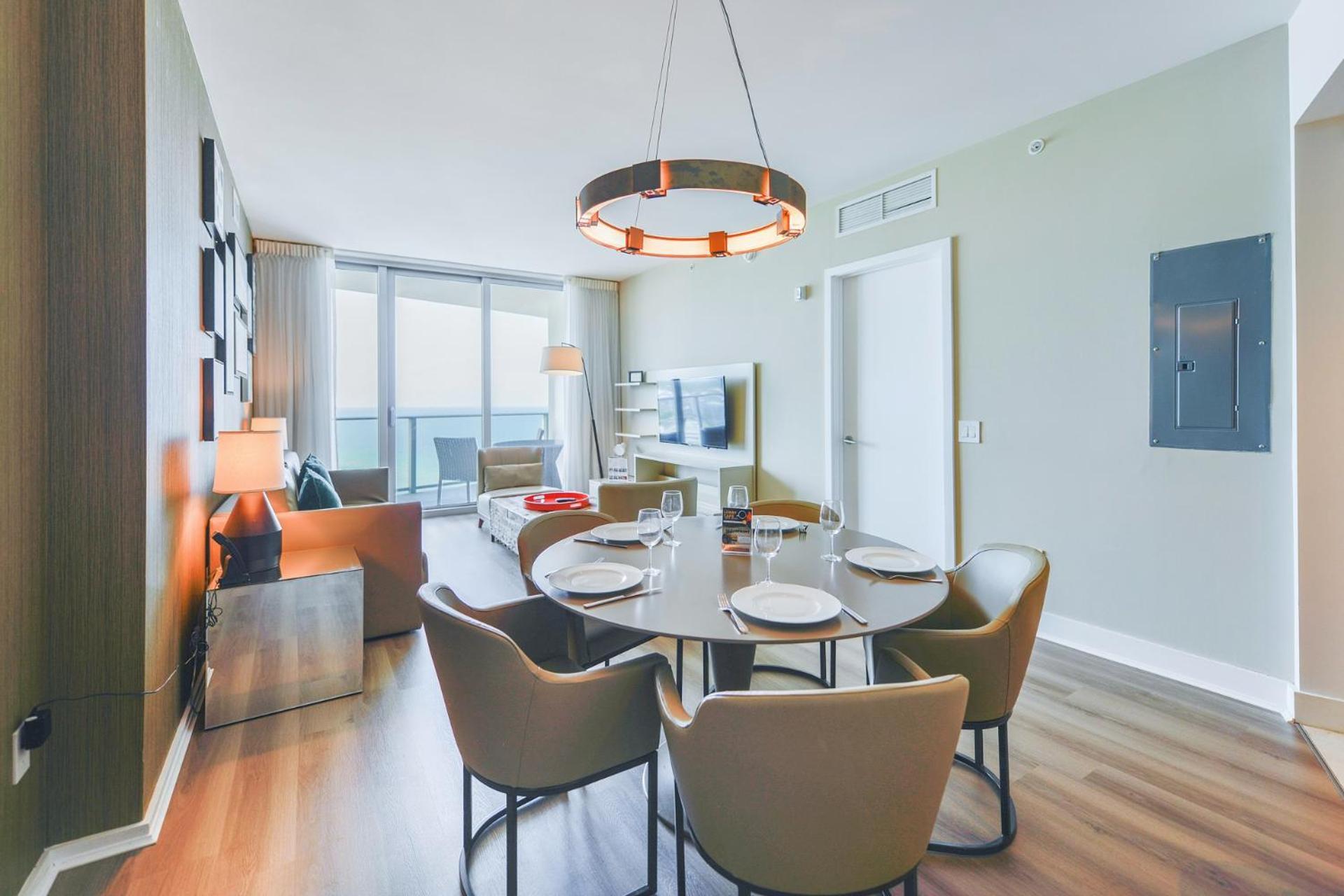 Beautiful Views From A Comfortable With Access! Apartment Hollywood
