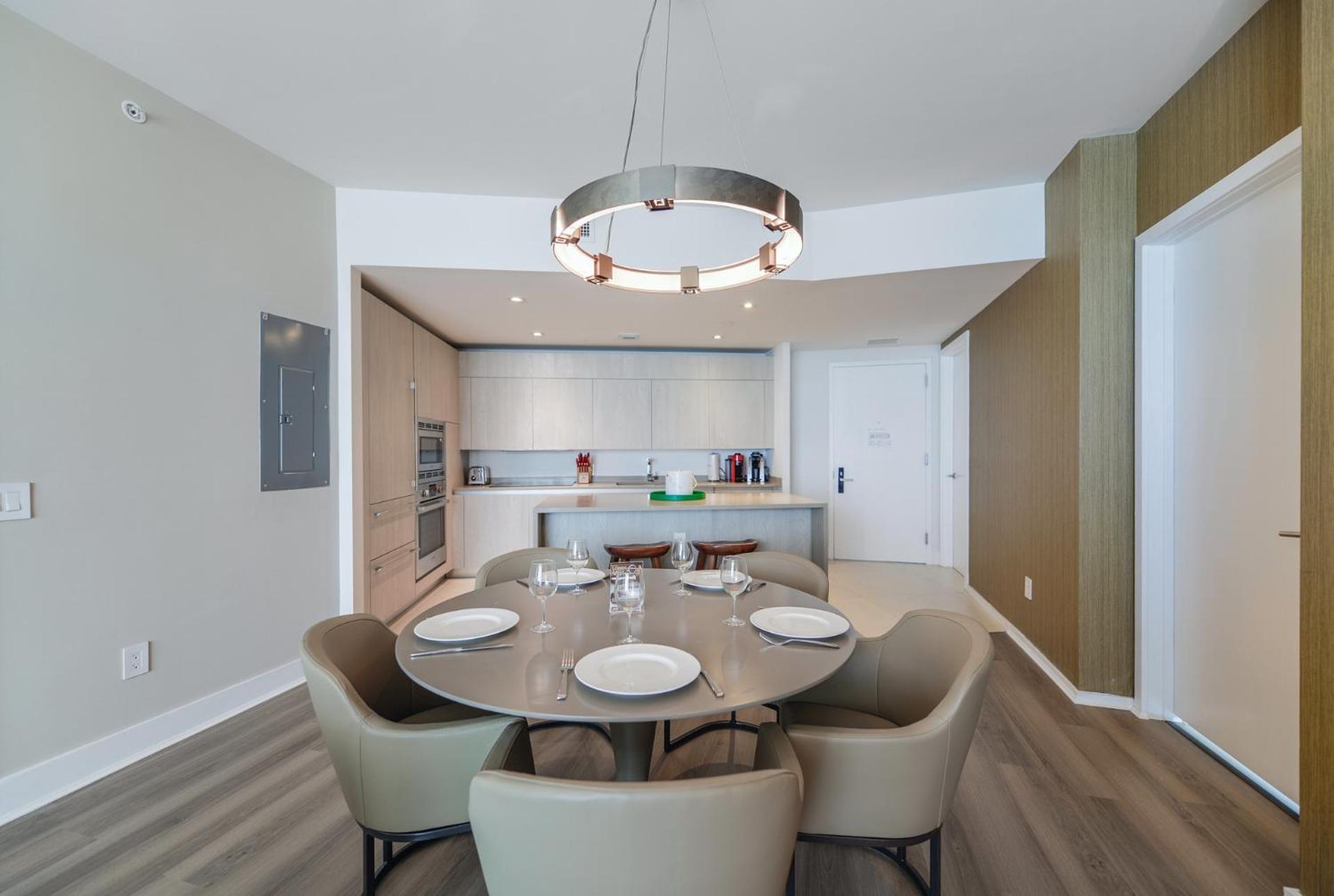 Beautiful Views From A Comfortable With Access! Apartment