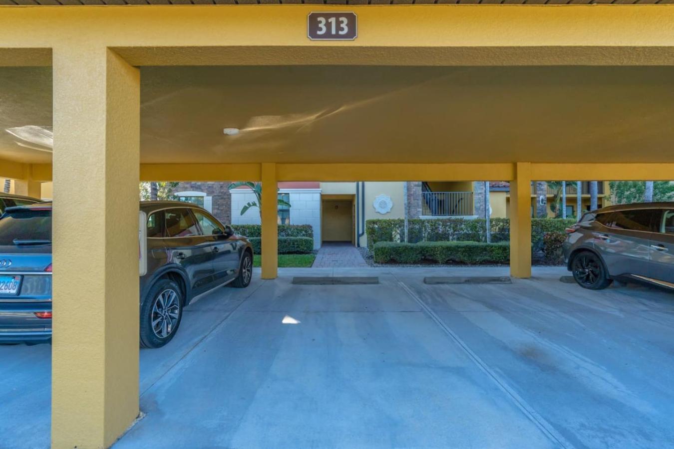 Live In Paradise With Golf Tennis Gym Pools And * Bonita Springs