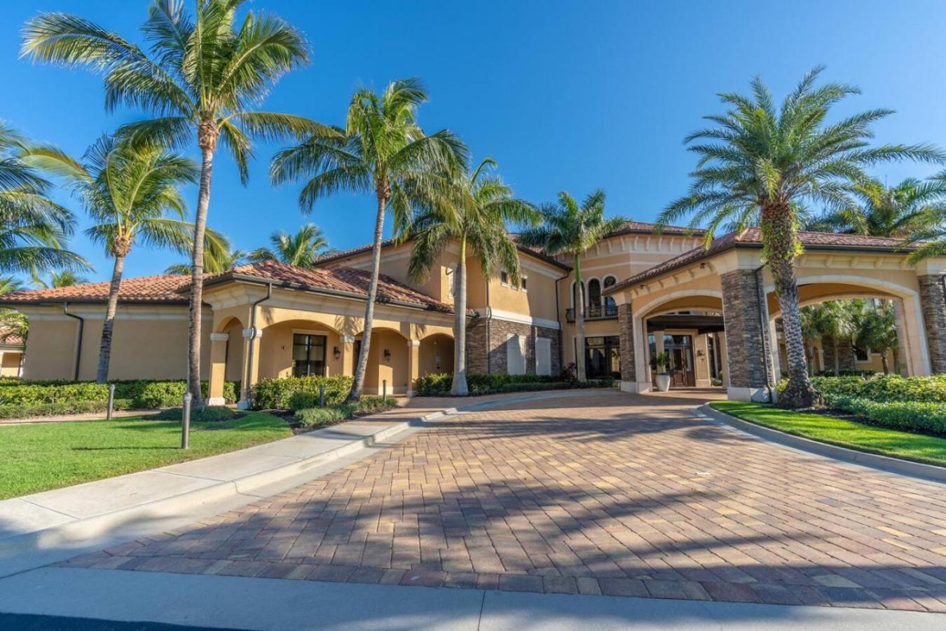 Live In Paradise With Golf Tennis Gym Pools And Bonita Springs