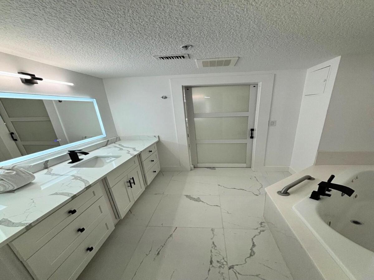 Wyndham Ocean Walk: Deluxe Oceanview Jacuzzi In Daytona * Daytona Beach