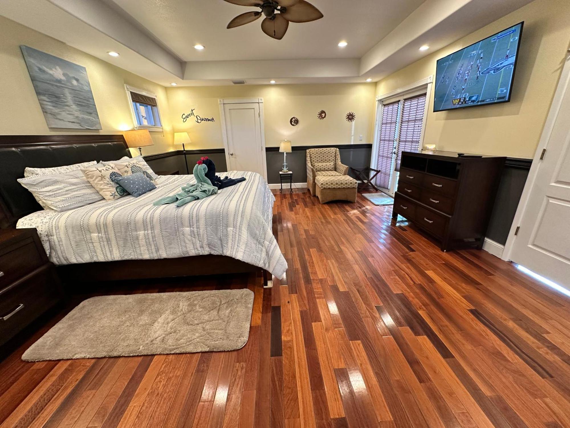 Spaces Sunny Oasis 4br Retreat With 2 King Beds, Amazing Pool, Near South Florida Beaches *