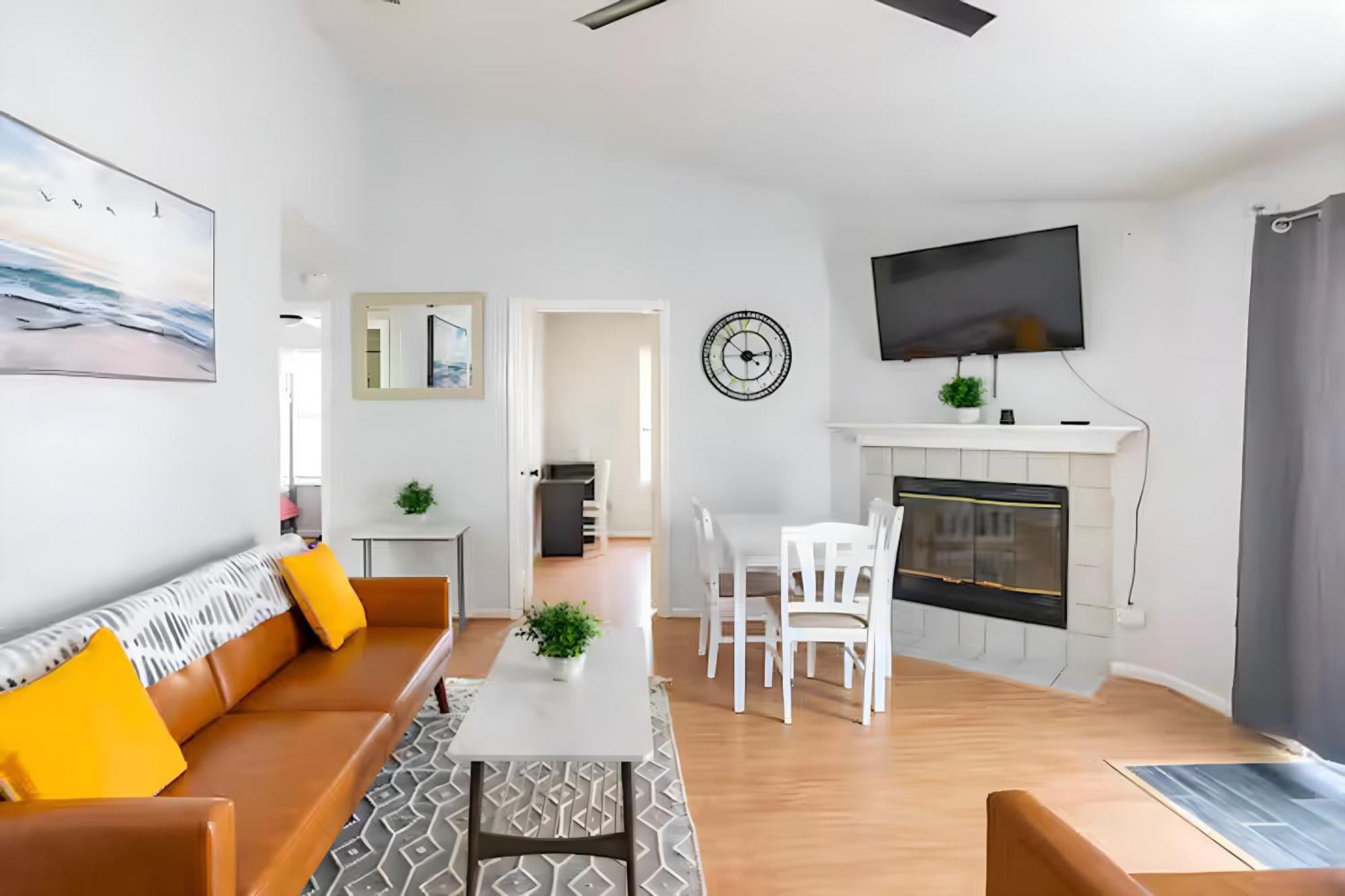 Beautiful House Sleeps 12 - Hot Tub - Breakfast - Walk To