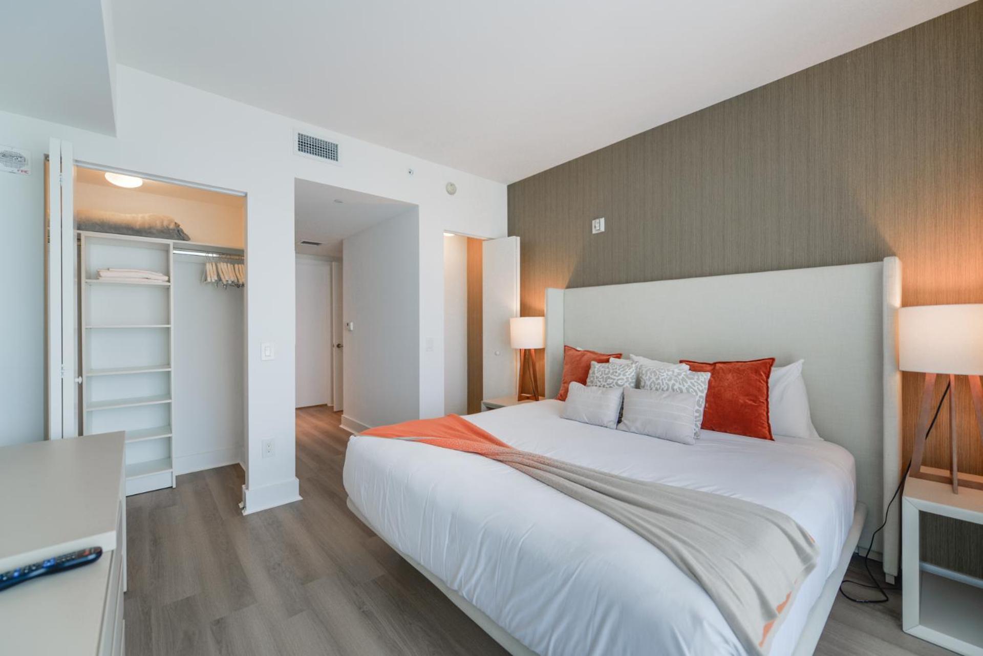 Beautiful Views From A Comfortable With Access! Apartment
