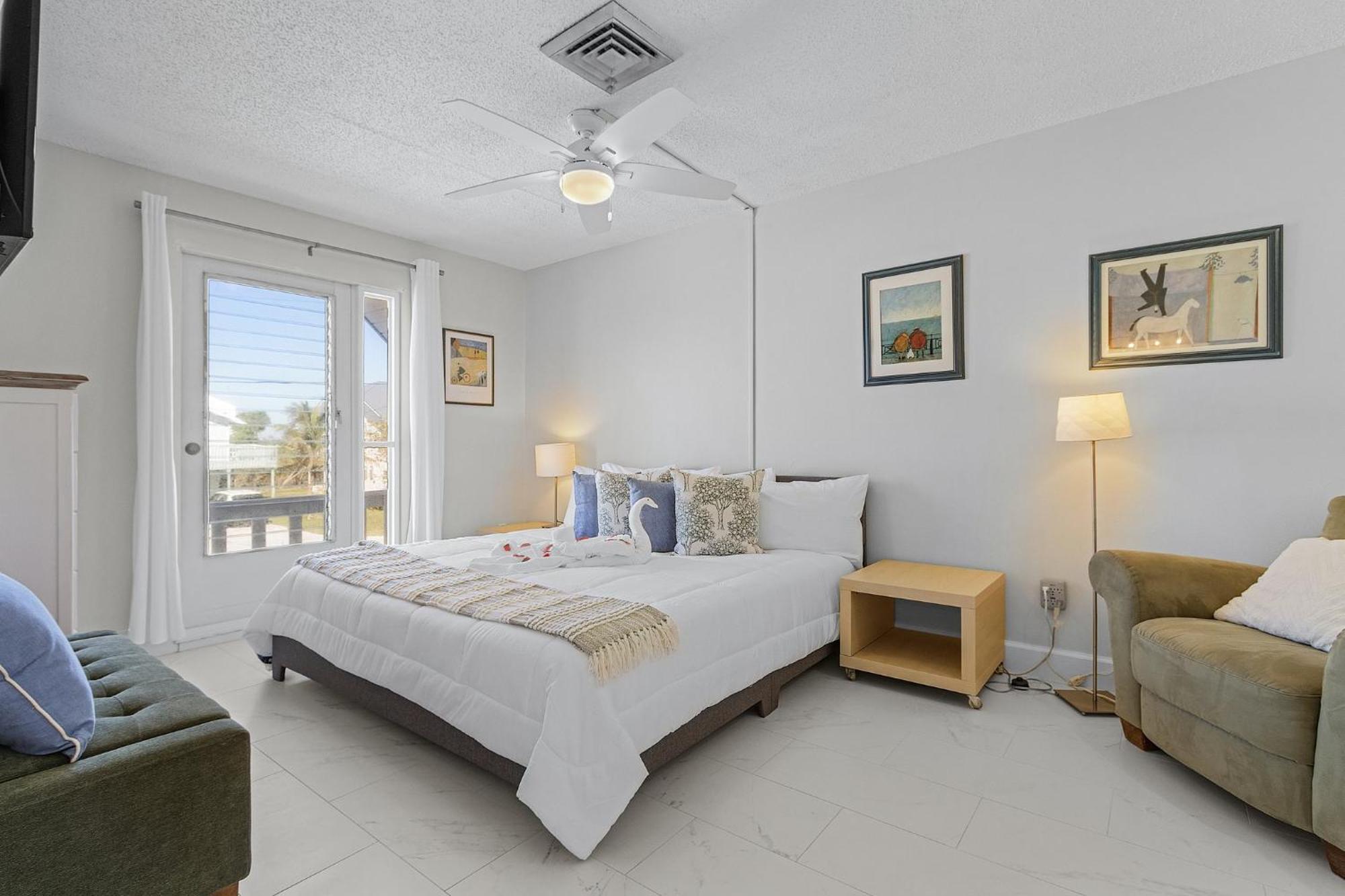 Right Waterfront Duplex W/ Pool & *