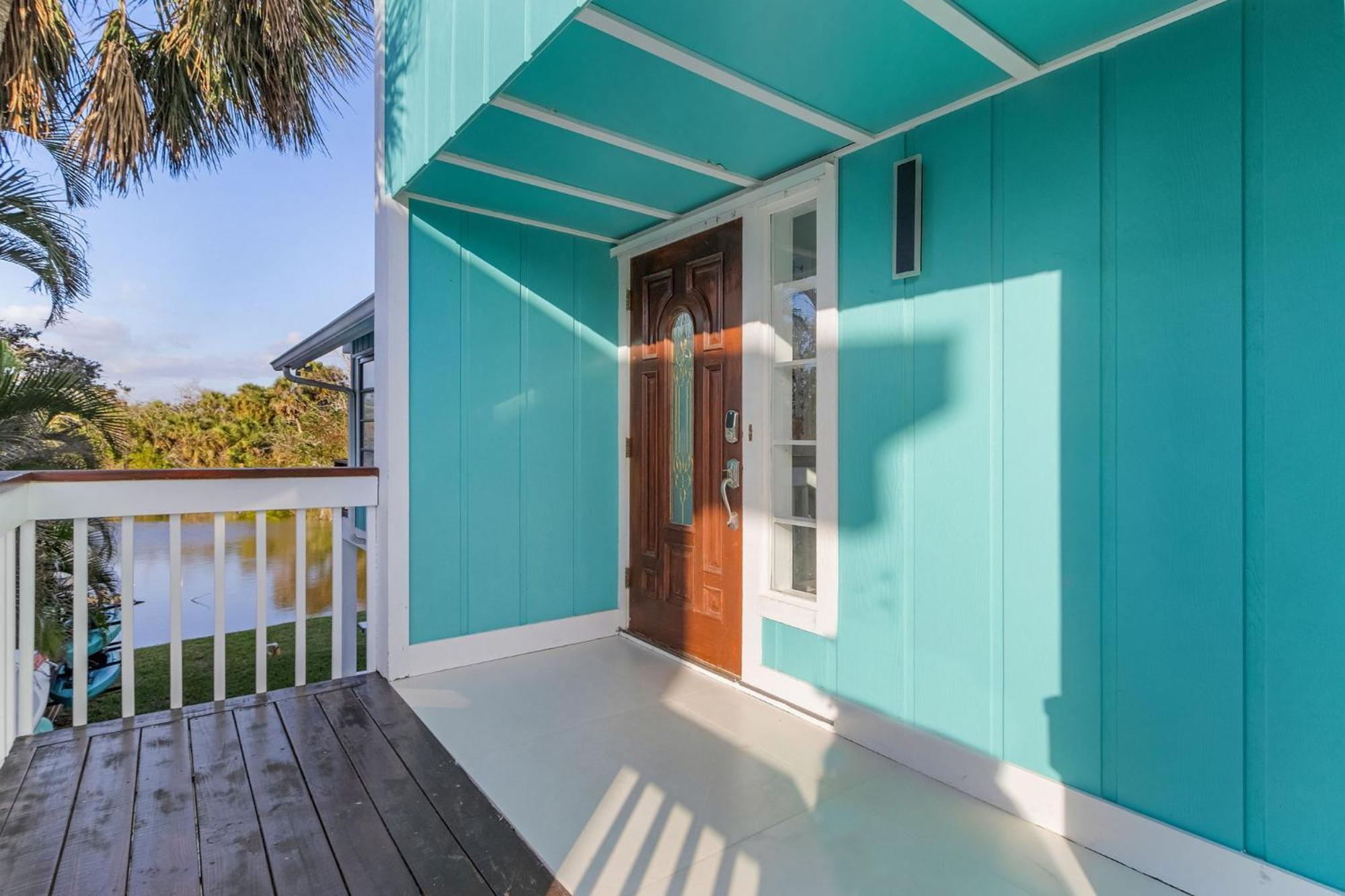 Newly Remodeled Five Bedroom Pool Holiday home