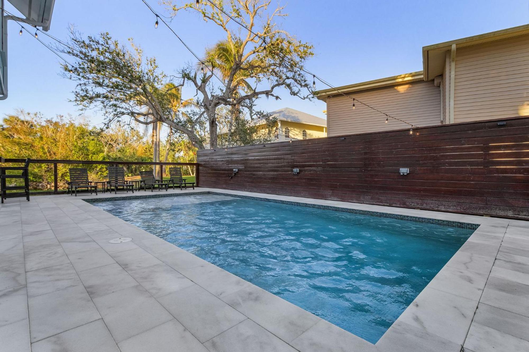 Newly Remodeled Five Bedroom Pool Holiday home