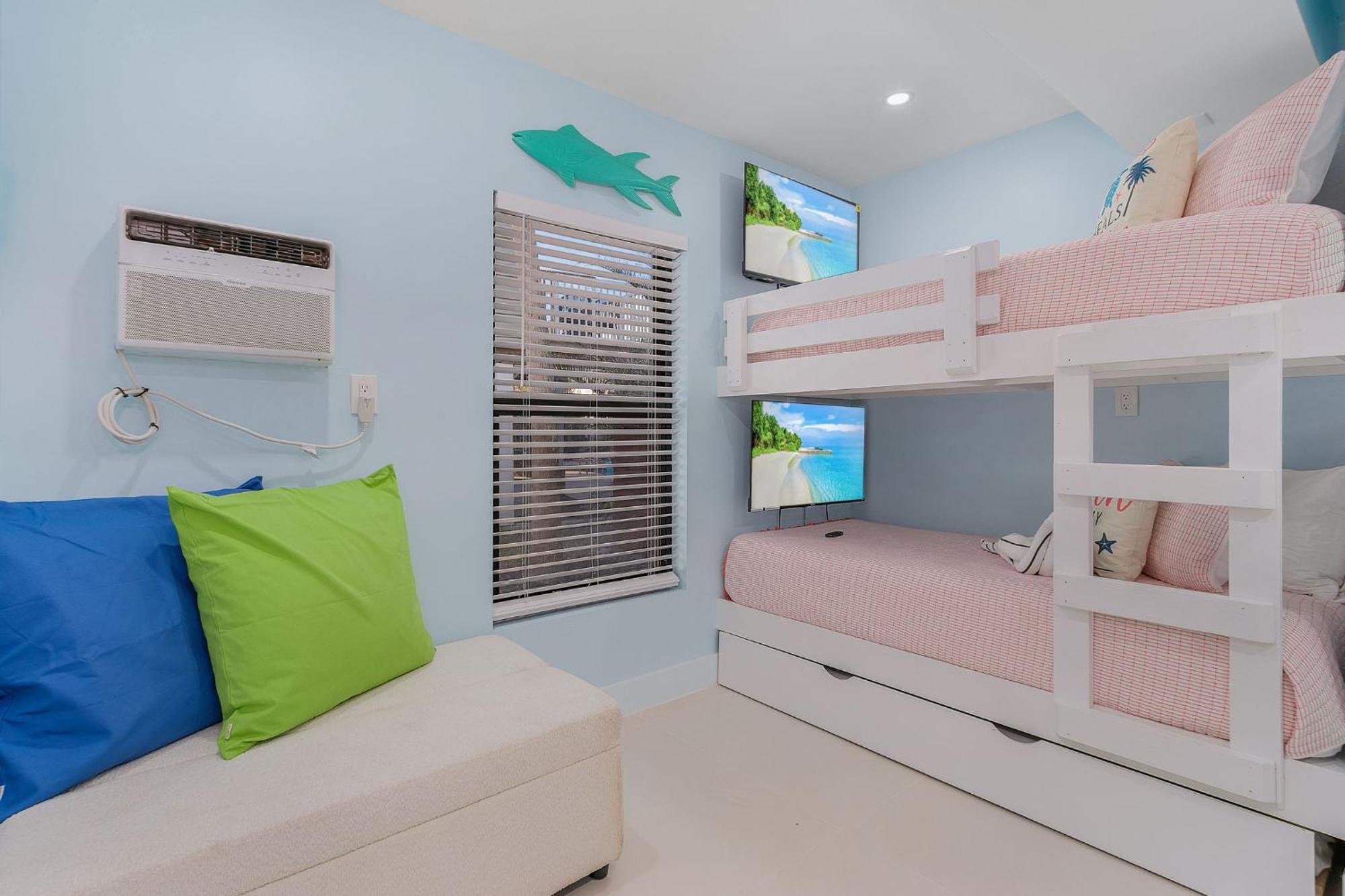 Newly Remodeled Ground Level Holiday home Fort Myers Beach