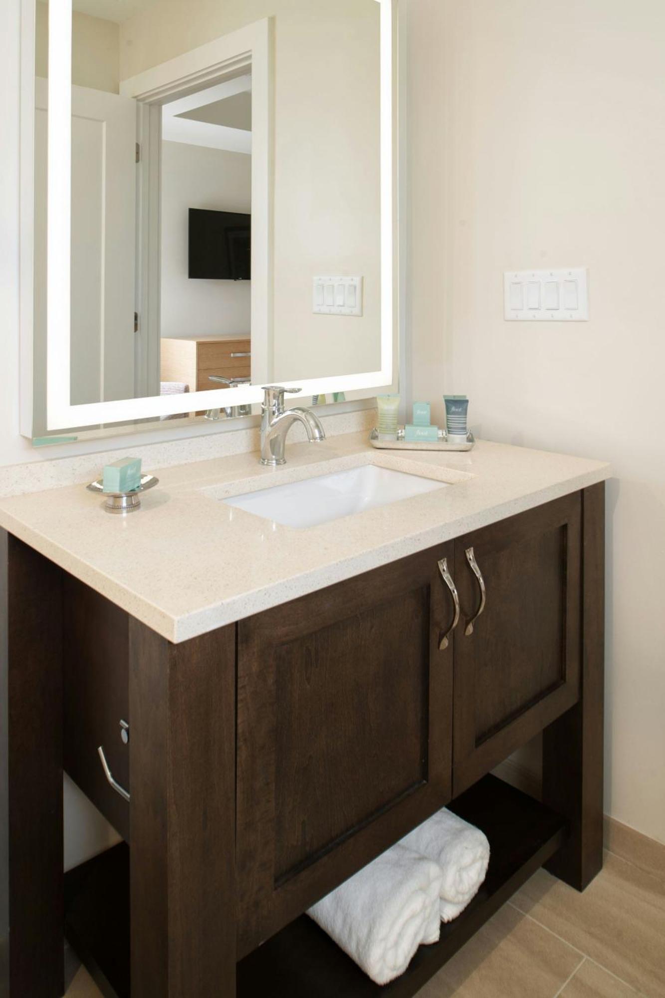 Waterline & Marina, Autograph Collection 4* Holmes Beach