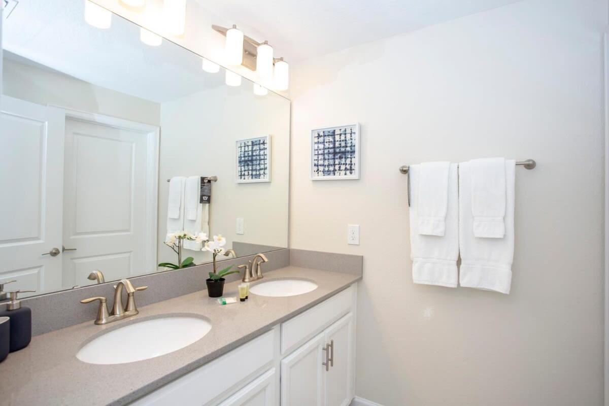 Luxurious 4bd W/ Pool 4983 Holiday home