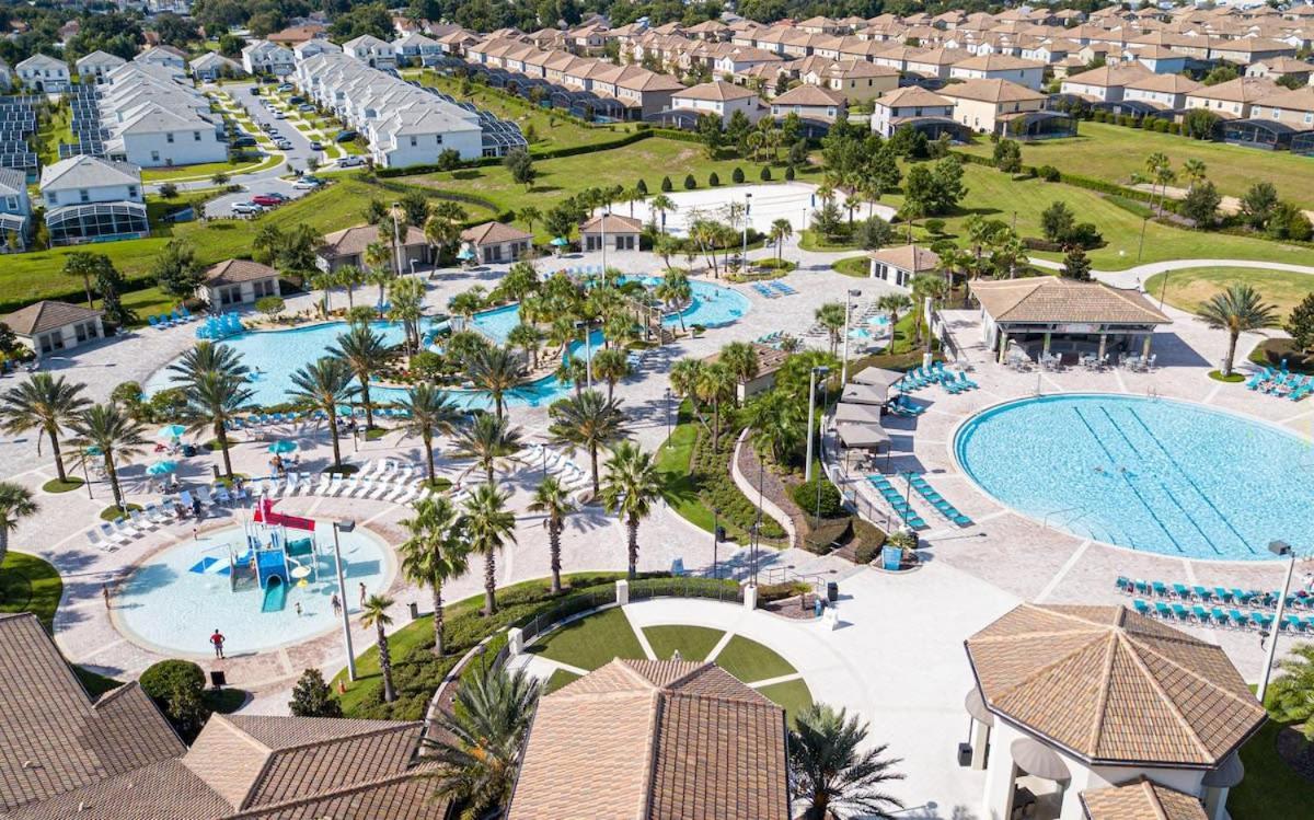 Splendid 4 Bd W/ Pool Close To @ Champions Gate 1006