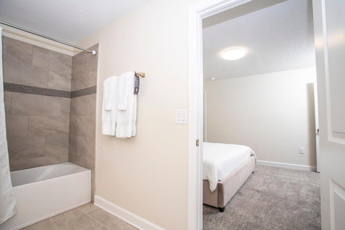 Holiday home Stunning 5 Bd W/ Pool Close To 8955