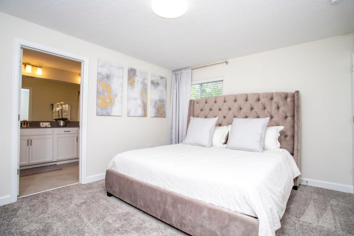 Holiday home Stunning 5 Bd W/ Pool Close To 8955