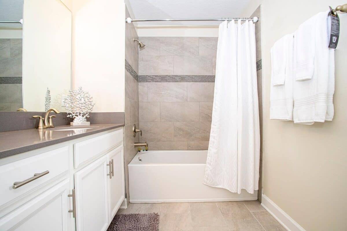 Stunning 5 Bd W/ Pool Close To 8955