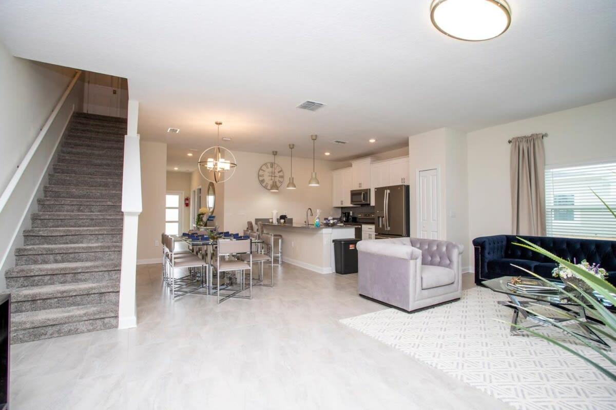 Holiday home Stunning 5 Bd W/ Pool Close To 8955