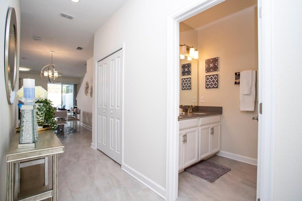 Stunning 5 Bd W/ Pool Close To 8955