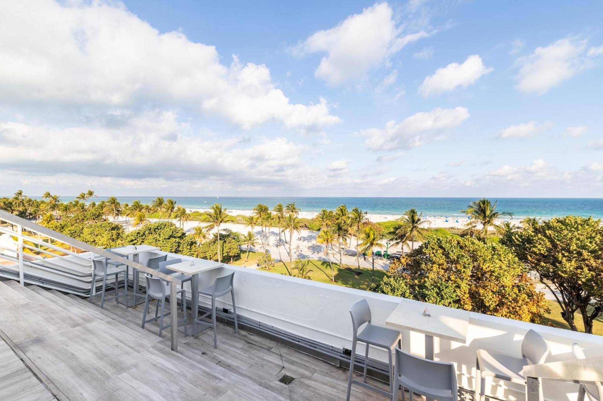 Oceanfront Oasis: 2-br On Ocean Drive Apartment *