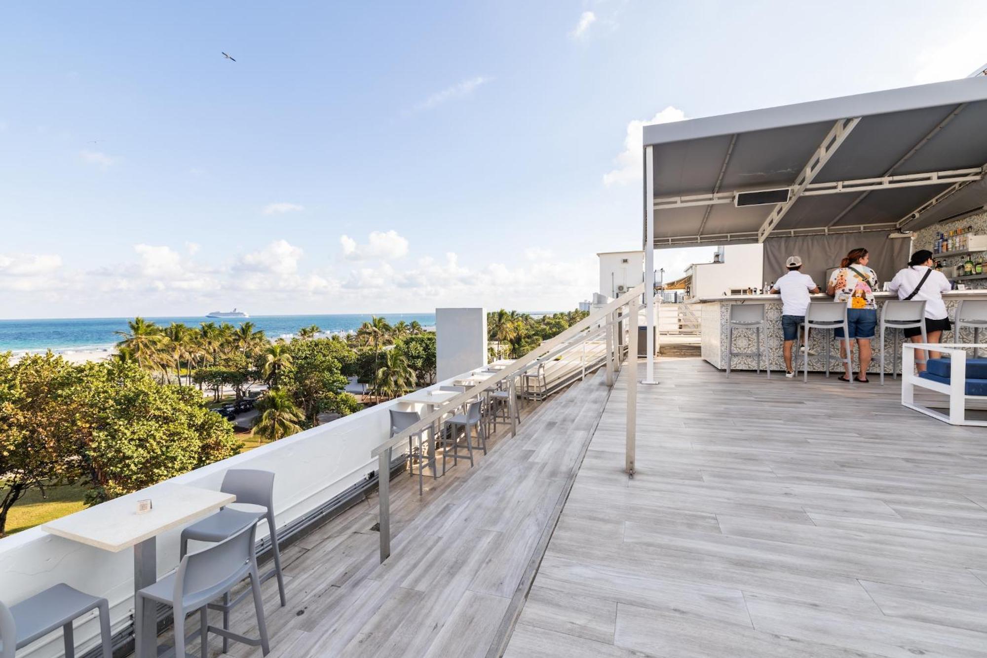 Apartment Oceanfront Oasis: 2-br On Ocean Drive Miami Beach