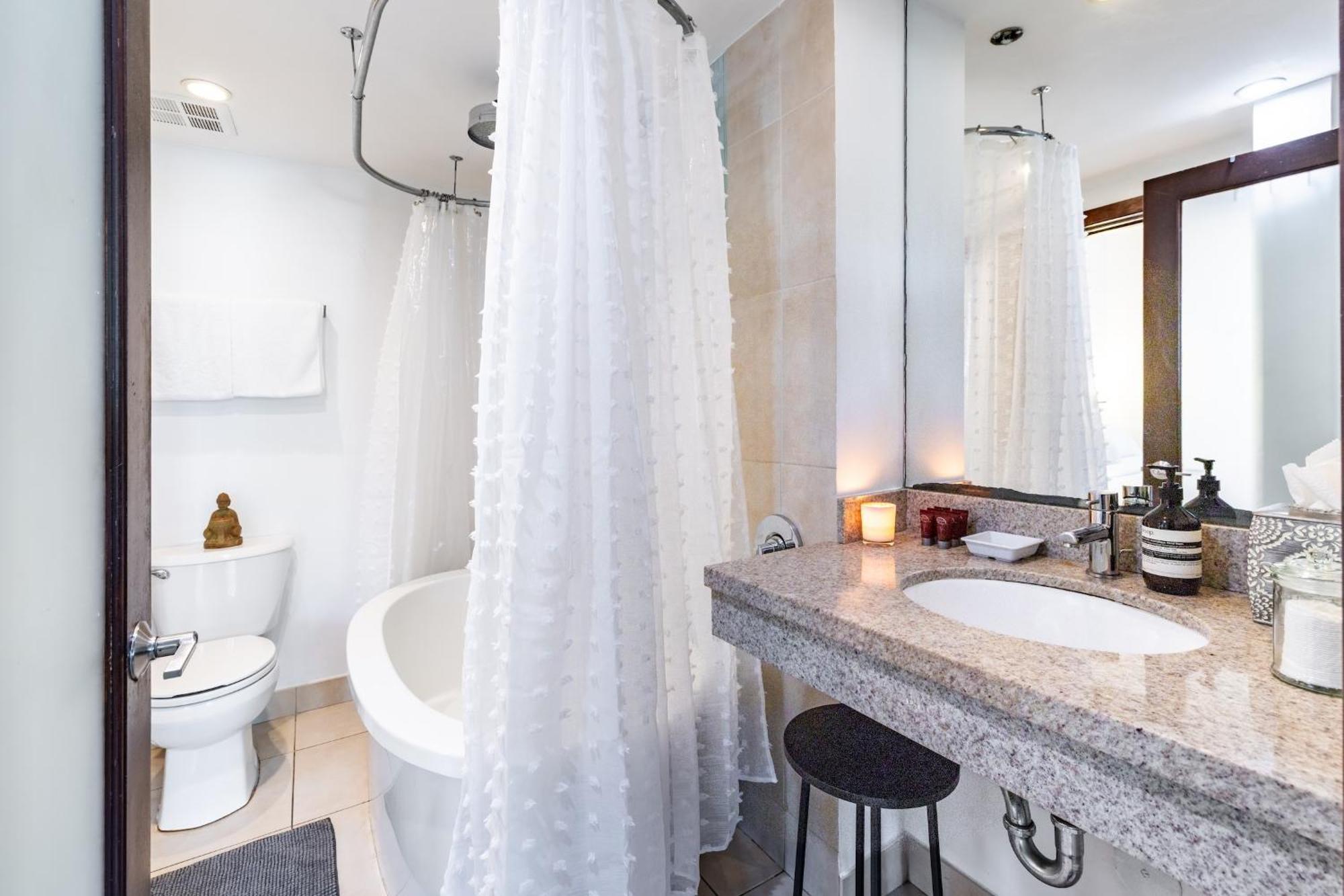 Oceanfront Oasis: 2-br On Ocean Drive Miami Beach