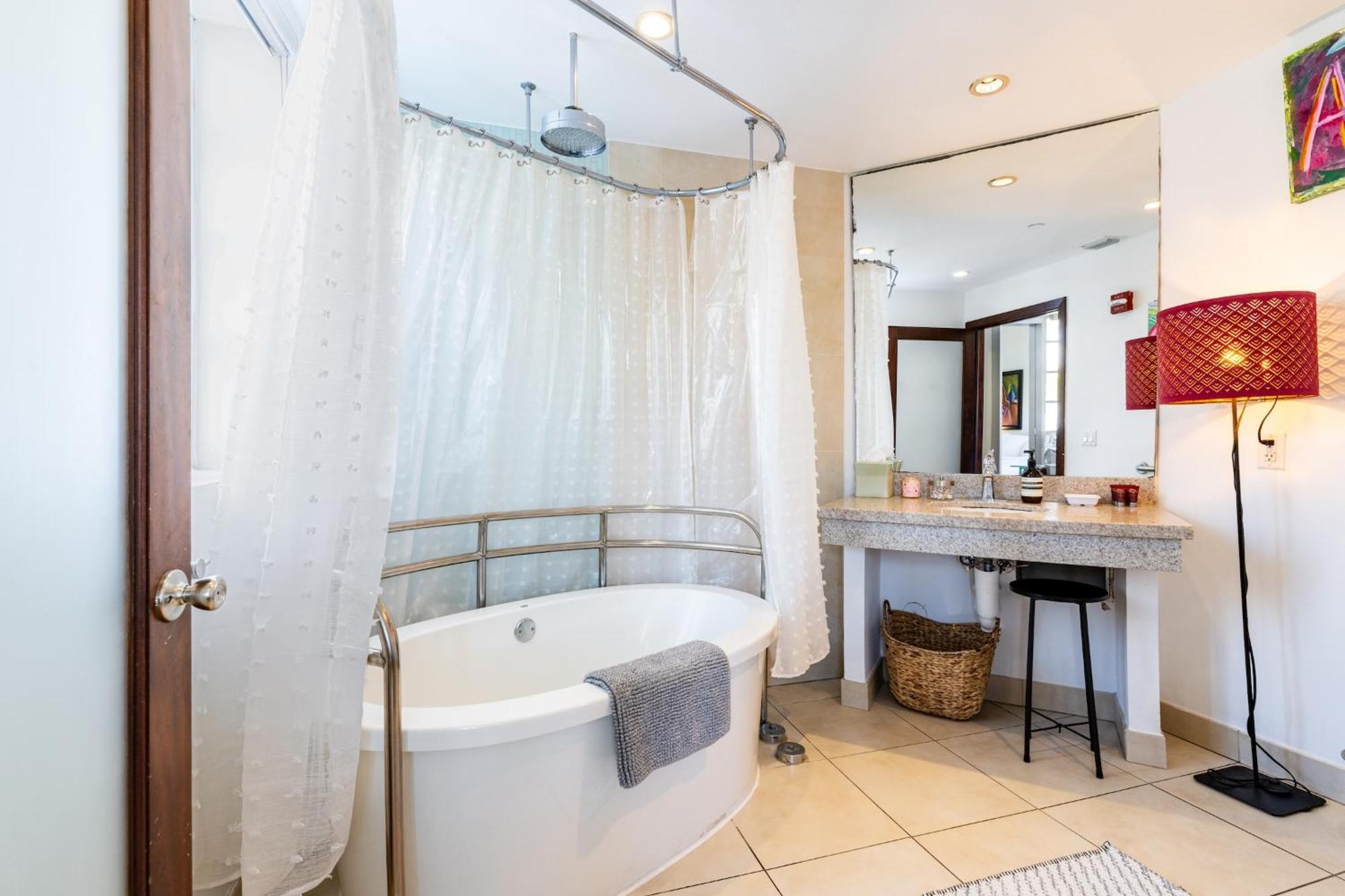 Oceanfront Oasis: 2-br On Ocean Drive * Miami Beach