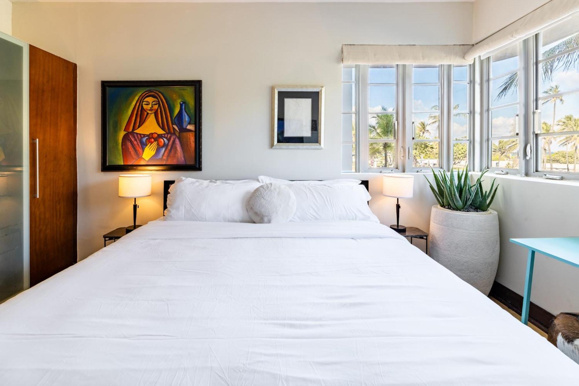 Oceanfront Oasis: 2-br On Ocean Drive Apartment *