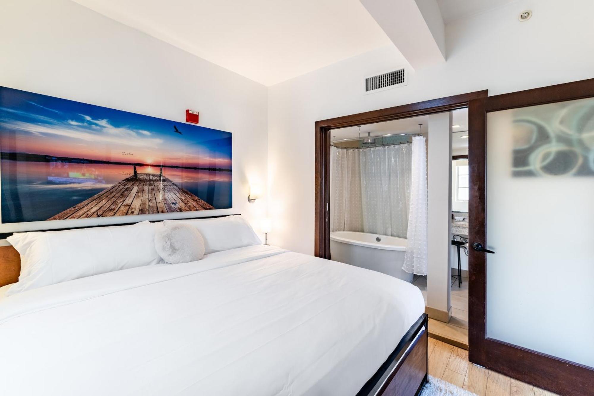 Oceanfront Oasis: 2-br On Ocean Drive Apartment Miami Beach