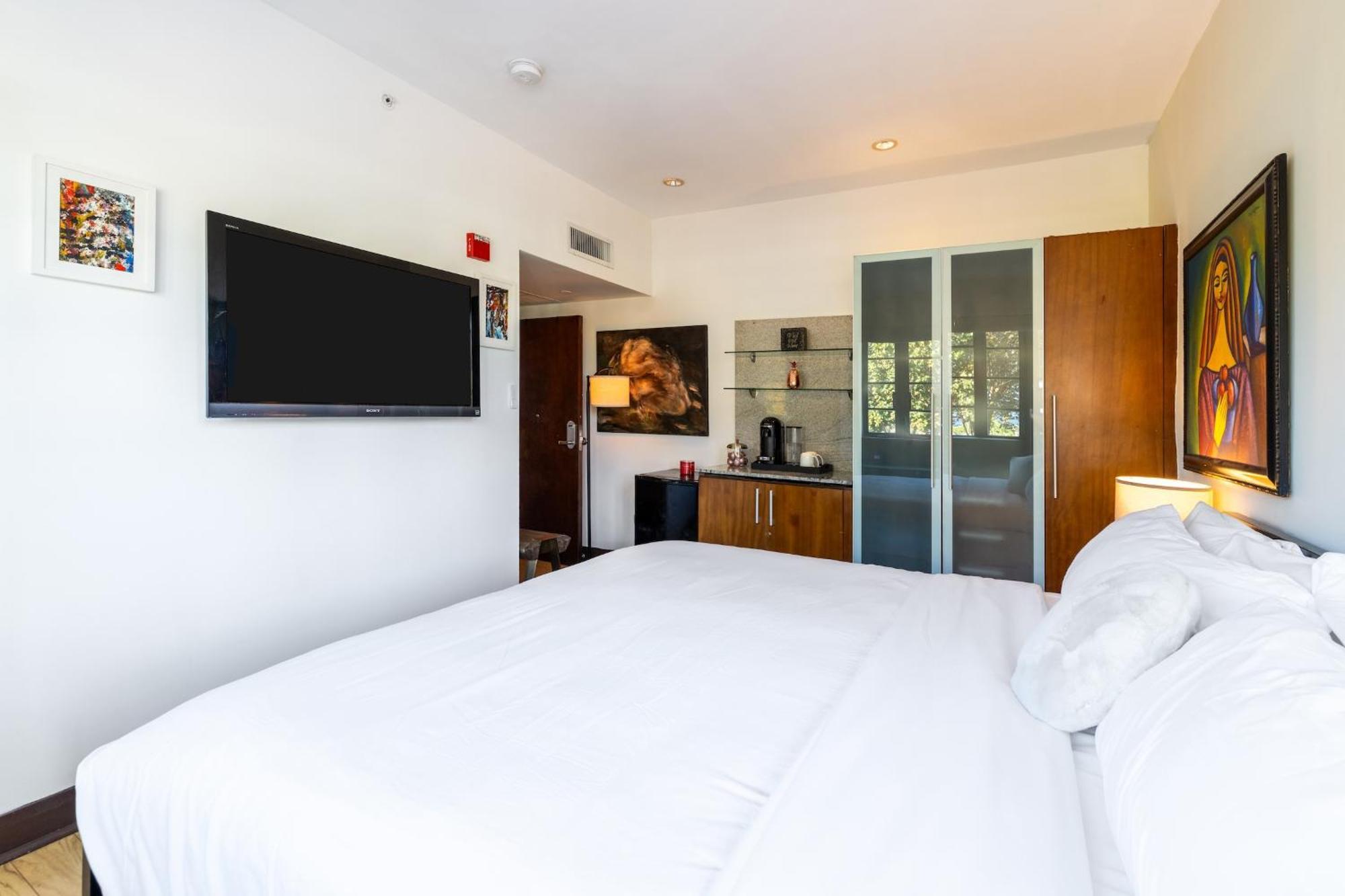 Oceanfront Oasis: 2-br On Ocean Drive Miami Beach
