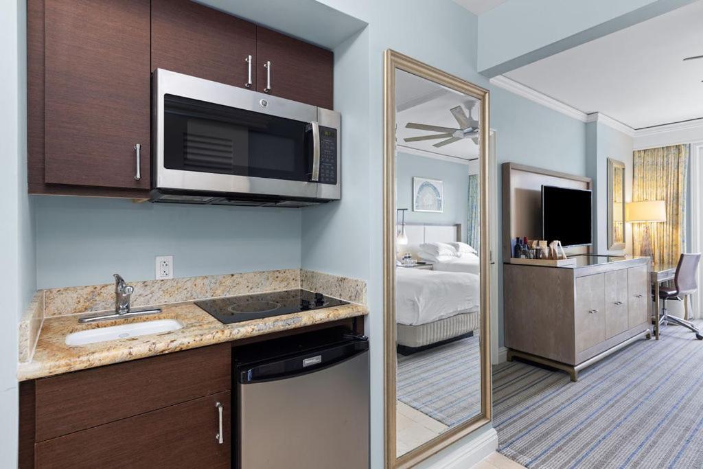 Stunning Sited The Ritz Carlton Apartment *